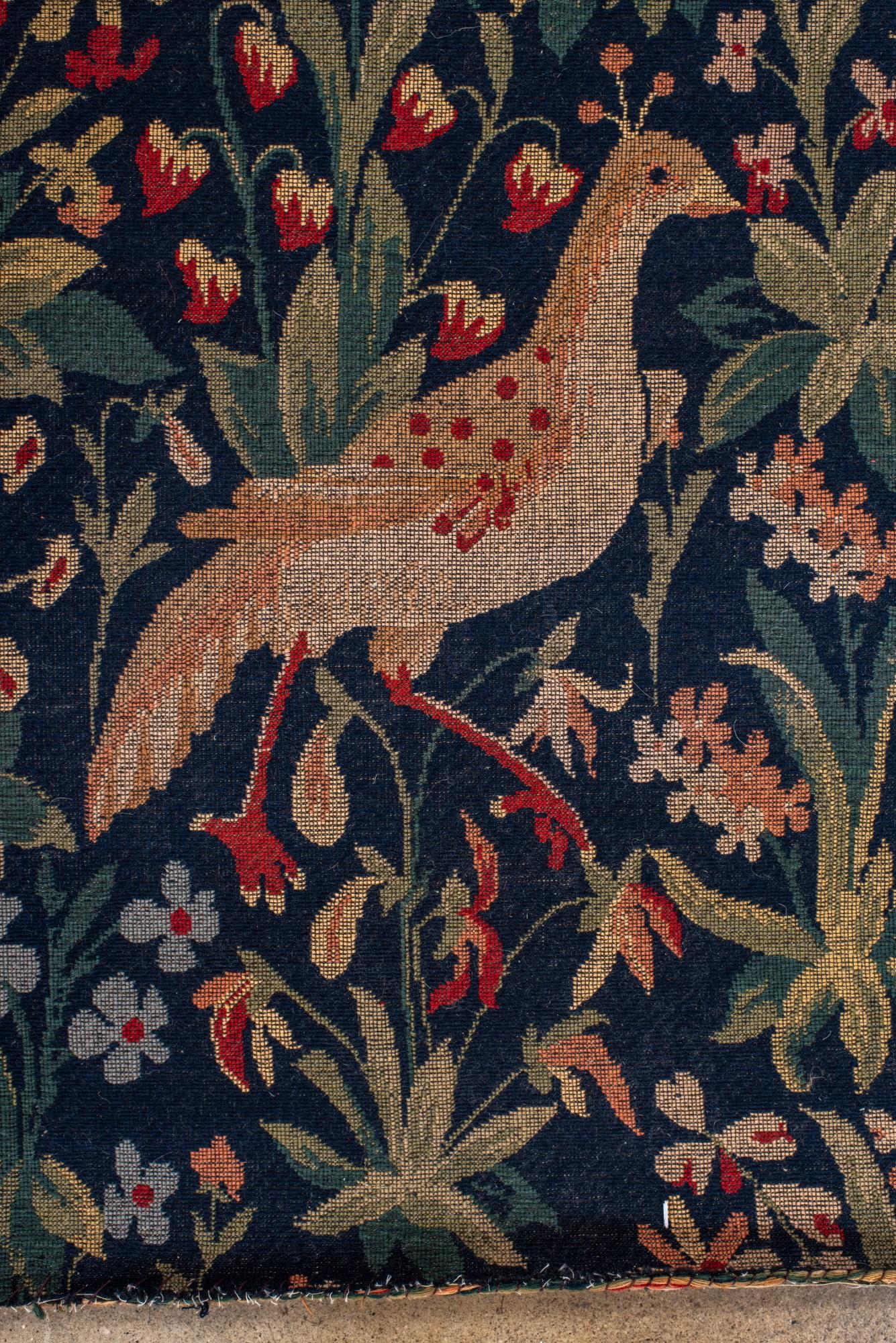 Tessuto a mano Antico runner europeo in verdurina con uccelli e motivi floreali in vendita