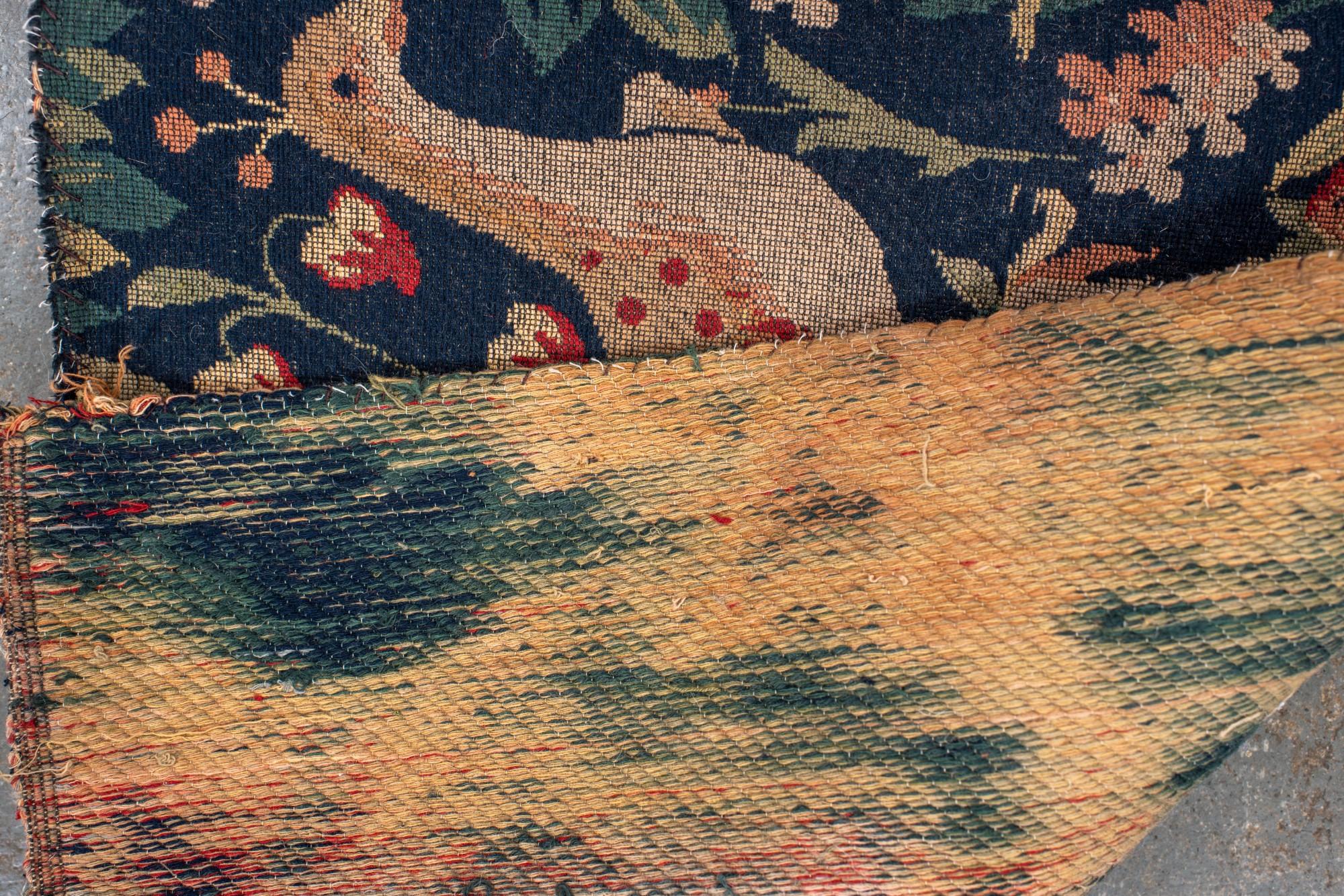 Antico runner europeo in verdurina con uccelli e motivi floreali In condizioni buone in vendita a New York, NY