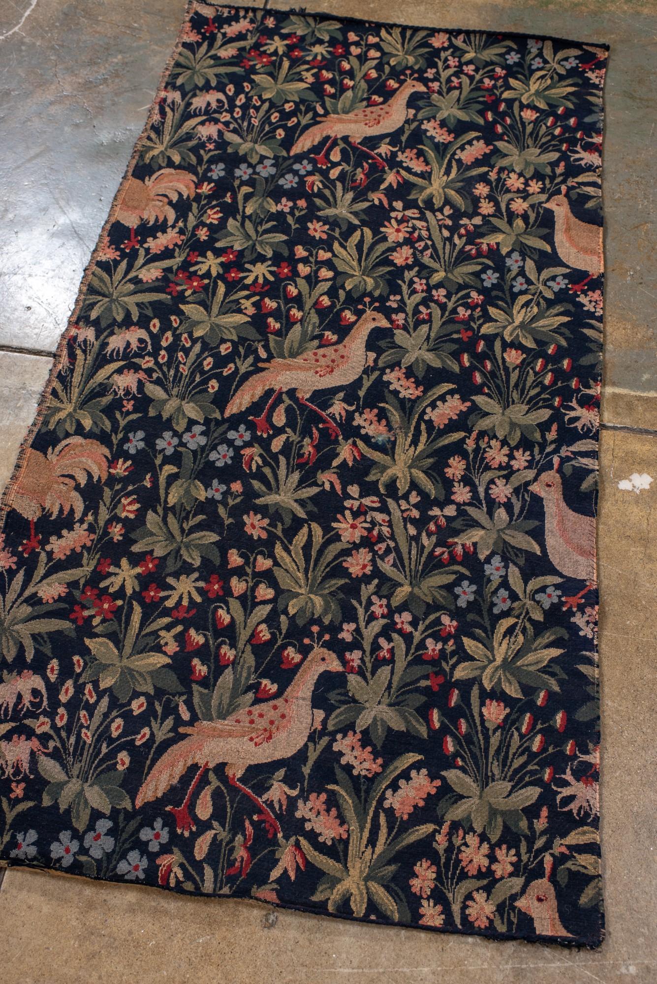 Antiker europäischer Verdure-Wandteppich mit Vögeln und Blüten (Französisch) im Angebot