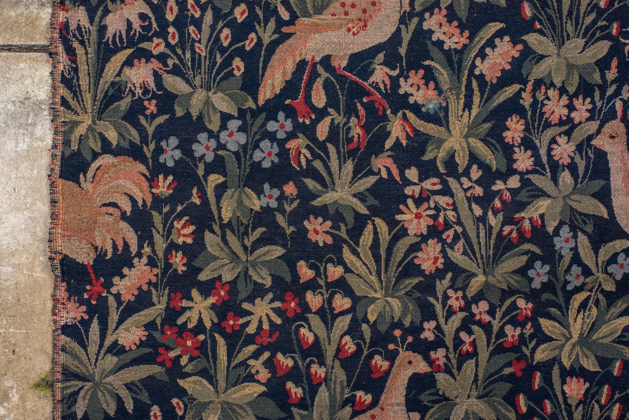 Antiker europäischer Verdure-Wandteppich mit Vögeln und Blüten im Zustand „Gut“ im Angebot in New York, NY