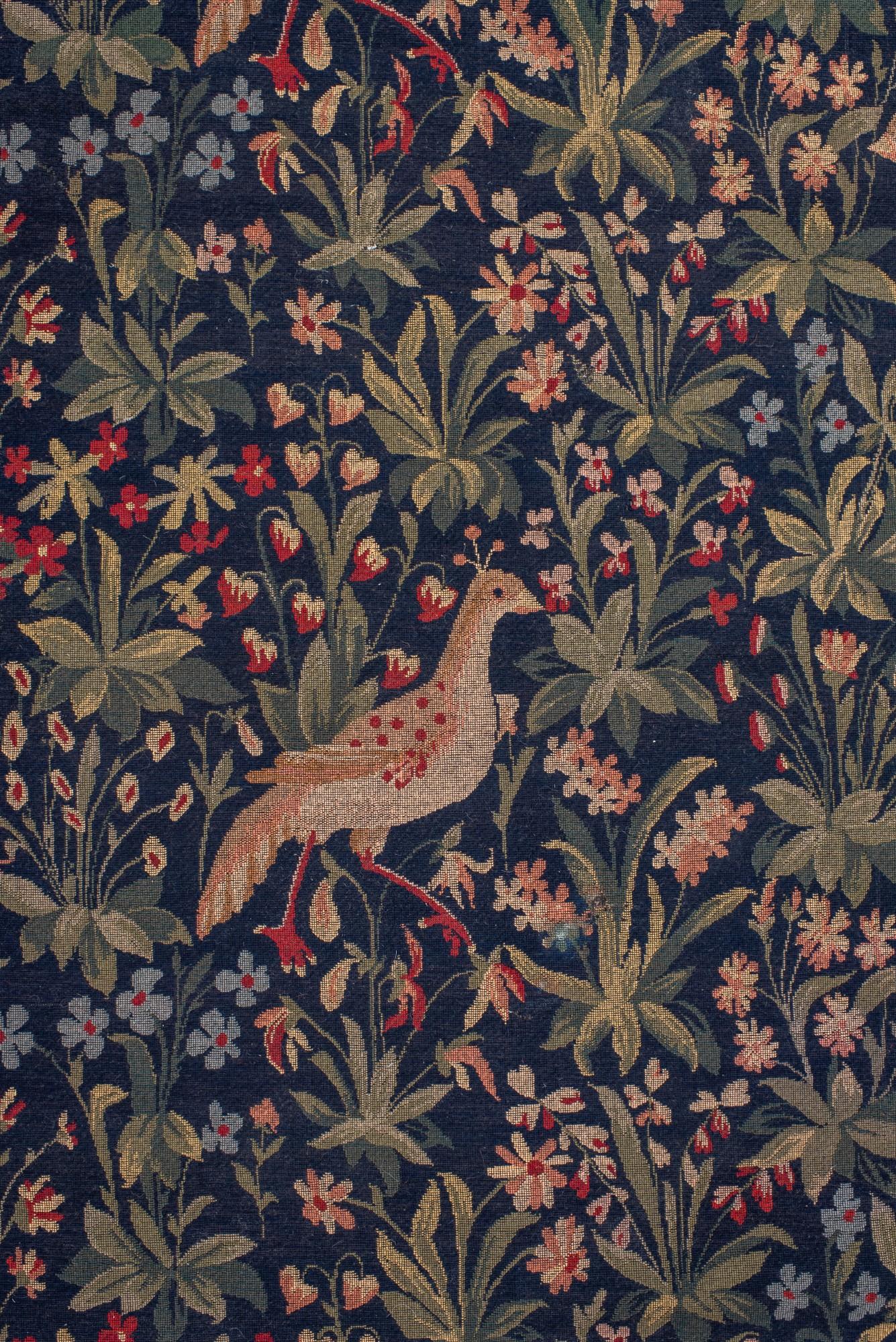 Antiker europäischer Verdure-Wandteppich mit Vögeln und Blüten (20. Jahrhundert) im Angebot