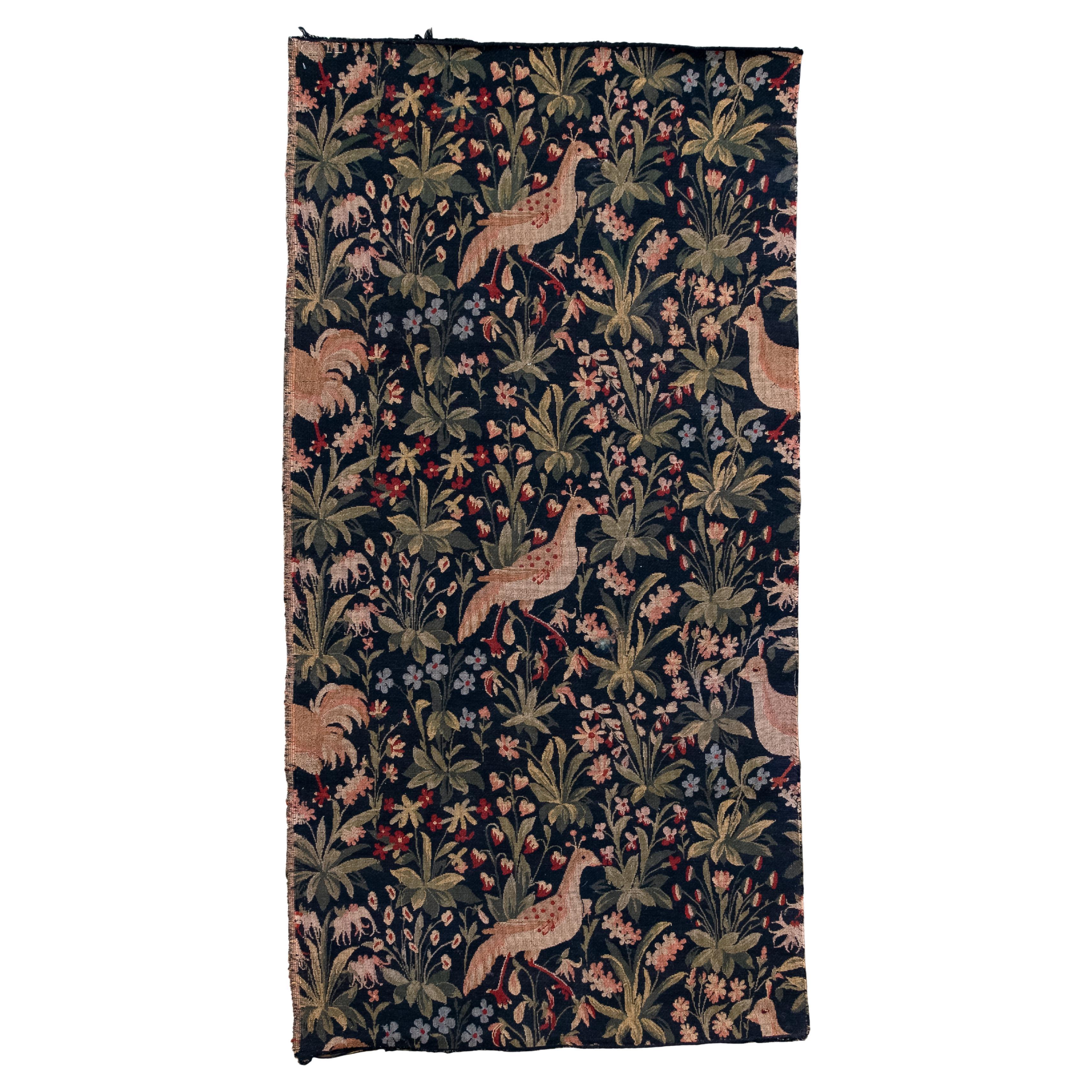 Antico arazzo europeo in verdure con uccelli e fiori