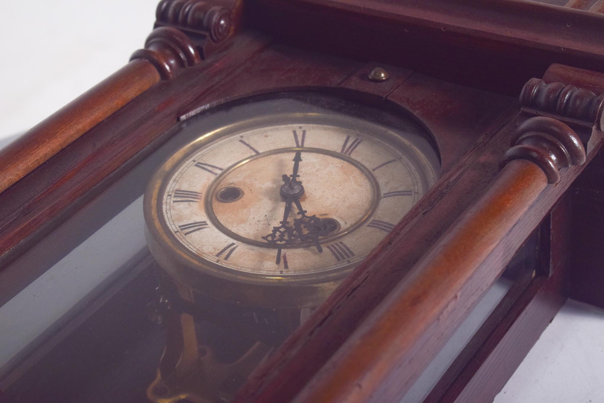 Reloj de pared europeo antiguo en Desgastado estado para la venta en Lisboa, Lisboa