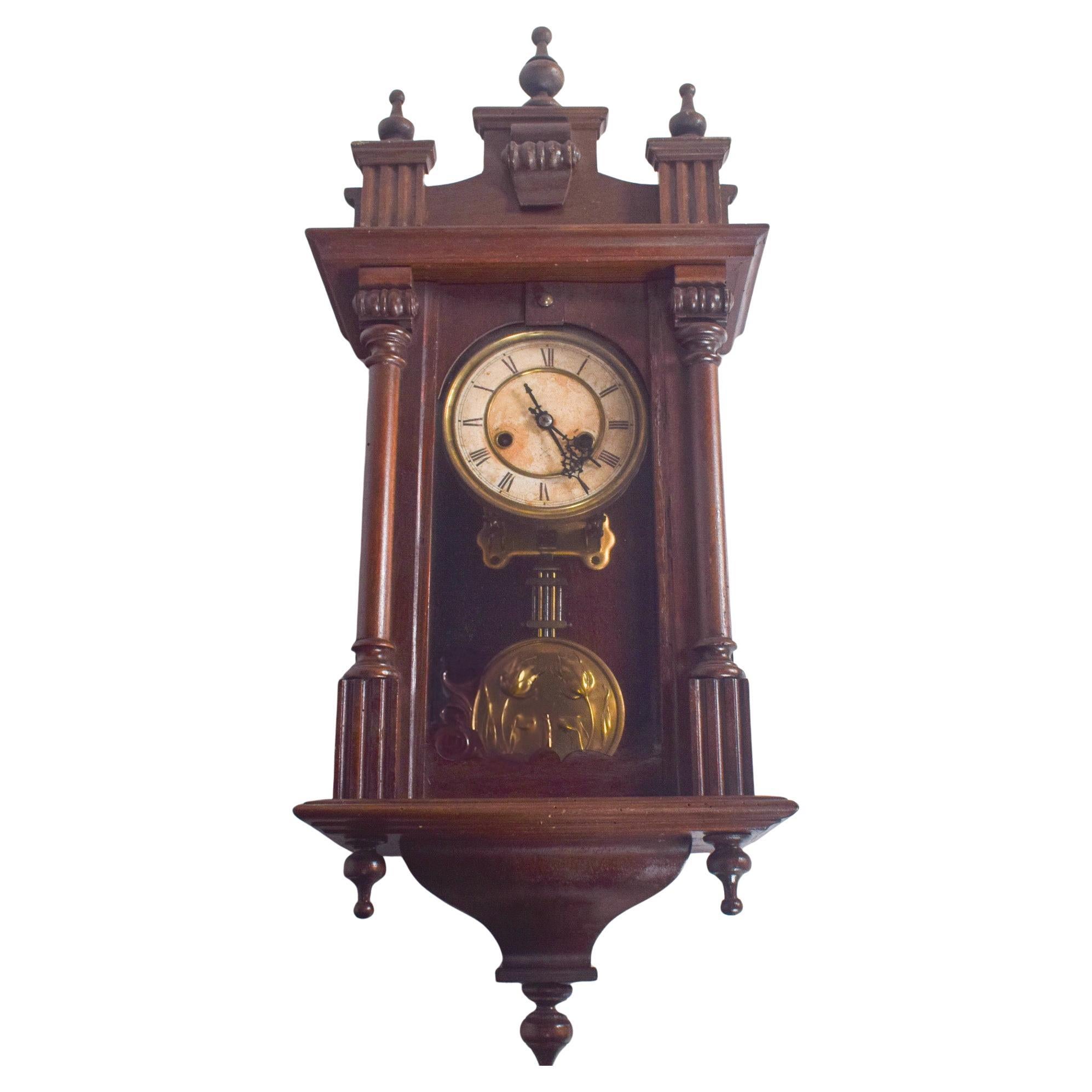 Reloj de pared europeo antiguo