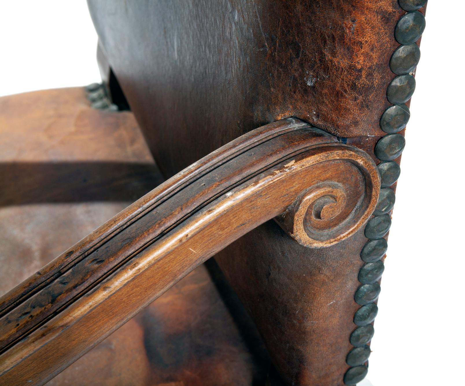 Français Fauteuil européen ancien en bois et cuir avec détails en tête de clou en vente