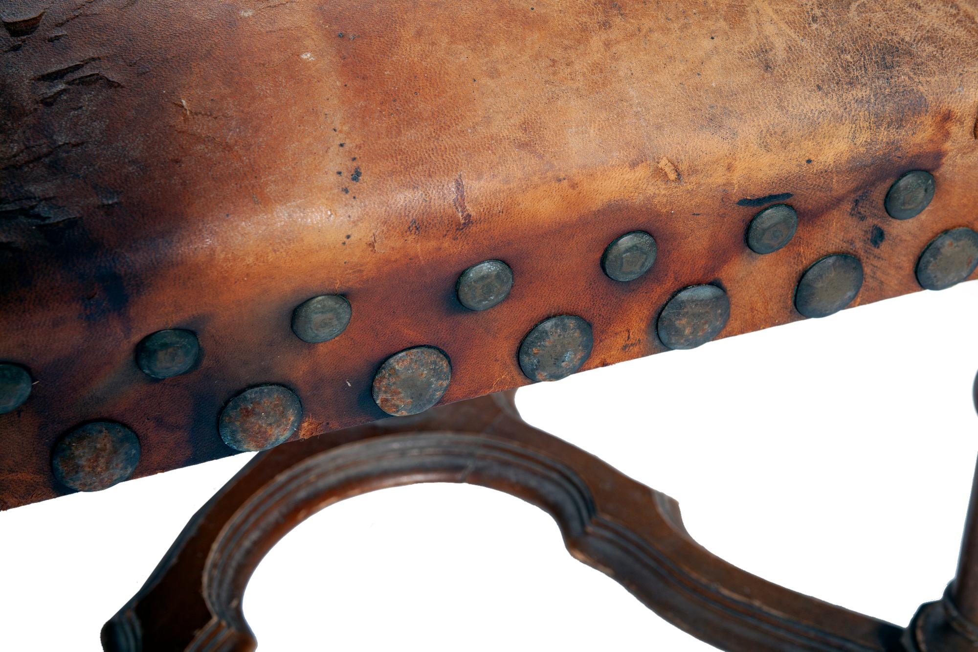 Fauteuil européen ancien en bois et cuir avec détails en tête de clou Bon état - En vente à Malibu, CA