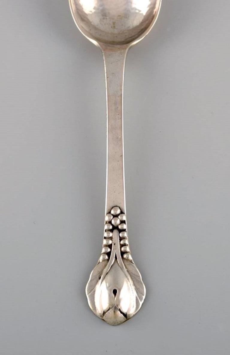 Antique Evald Nielsen Number 3 dessert spoon in silver 830. Ca. 1920.
Length: 17.3 cm.
Stamped.
In excellent condition.
Our skilled Georg Jensen silversmith / goldsmith can polish all silver and gold so that it looks like new. The price is very