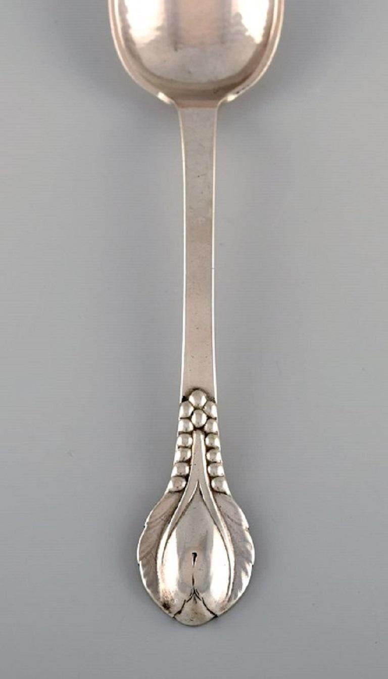 Antique Evald Nielsen Number 3 dessert spoon in silver, 830. Dated 1927.
Length: 17.5 cm.
Stamped.
In excellent condition.
Our skilled Georg Jensen silversmith / goldsmith can polish all silver and gold so that it looks like new. The price is