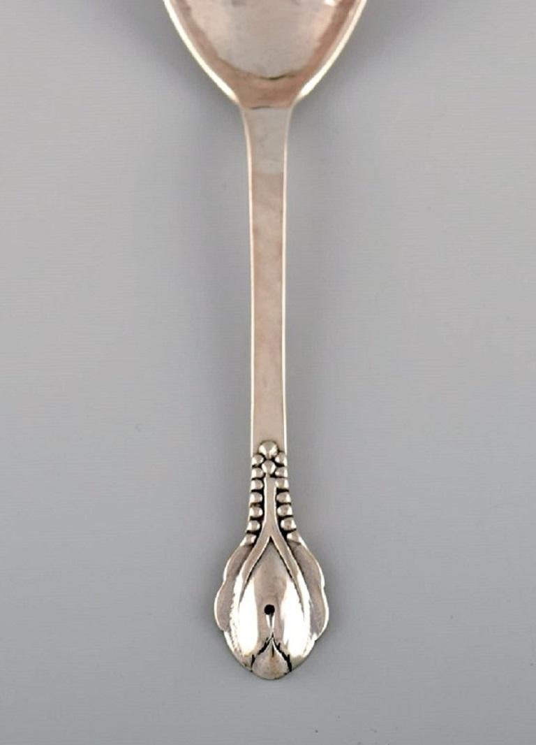 Antique Evald Nielsen Number 3 jam spoon in silver 830. Dated 1915.
Length: 14.5 cm.
Stamped.
In excellent condition.
Our skilled Georg Jensen silversmith / goldsmith can polish all silver and gold so that it looks like new. The price is very