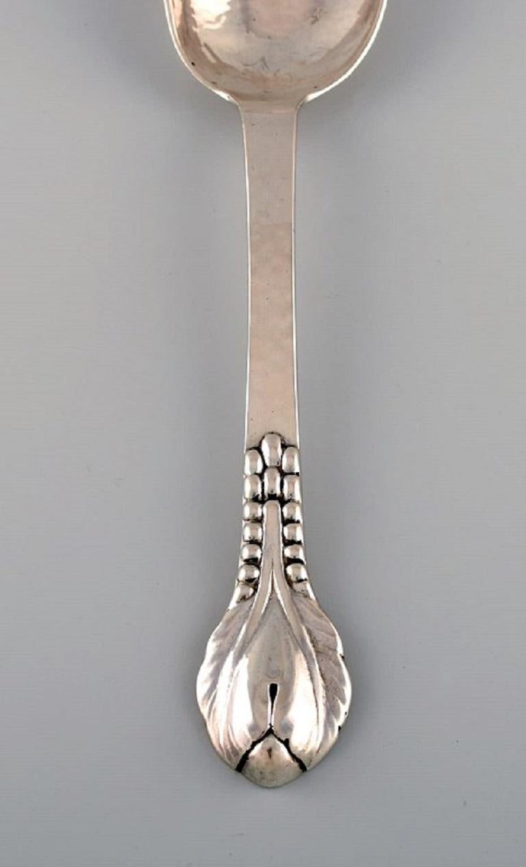 Antique Evald Nielsen Number 3 tablespoon in silver 830. Dated 1916.
Length: 22 cm.
Stamped.
In excellent condition.
Our skilled Georg Jensen silversmith / goldsmith can polish all silver and gold so that it looks like new. The price is very