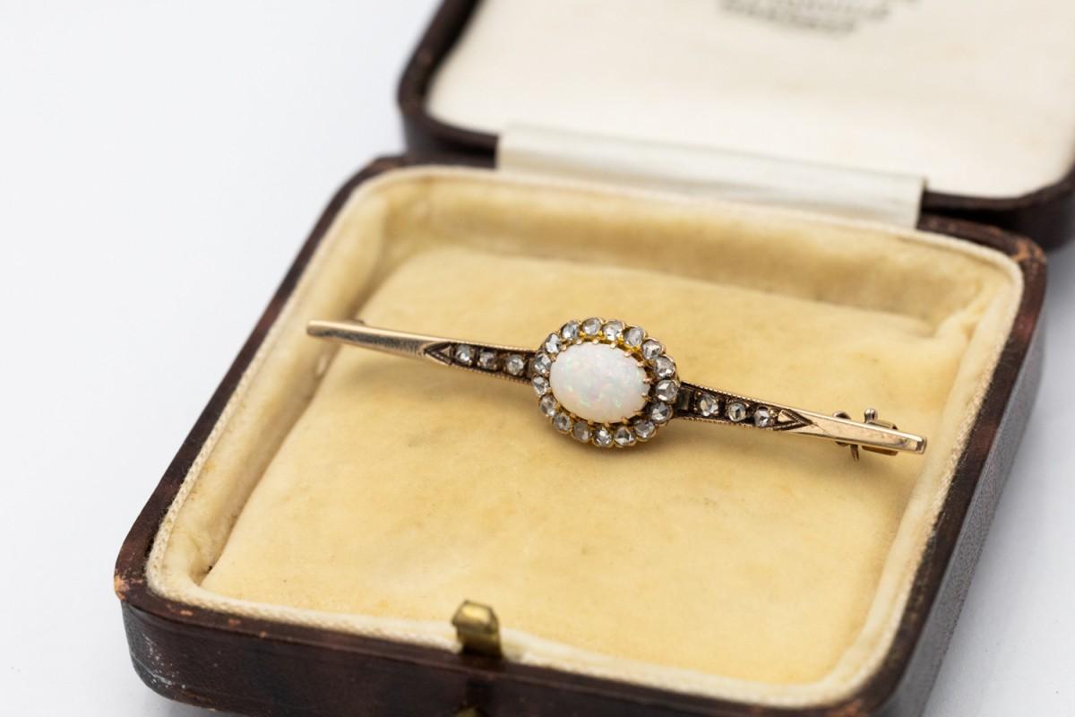 Édouardien Broche ancienne en or Ewardian avec opale et diamants, vers 1900. en vente