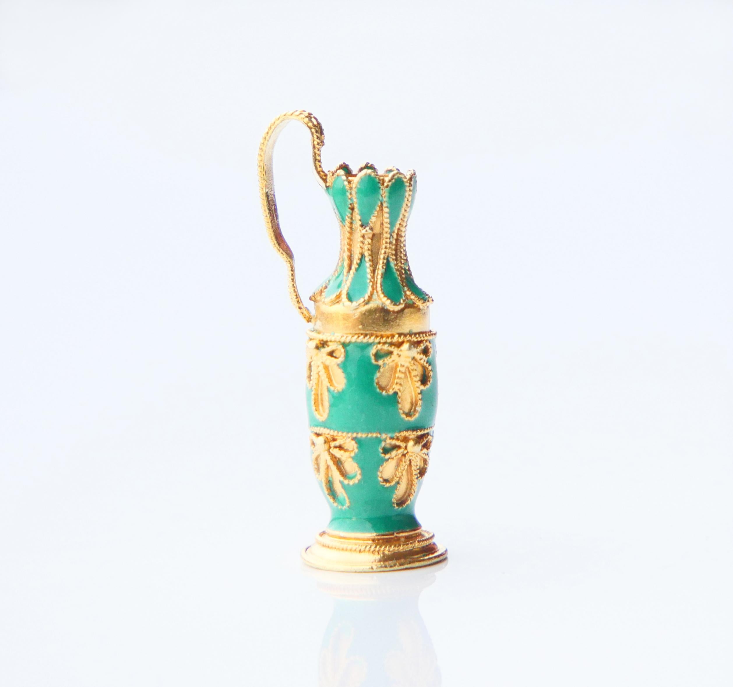 Antique Ewer Pendant Green Enamel solid 18K Gold / 3.45gr For Sale 1