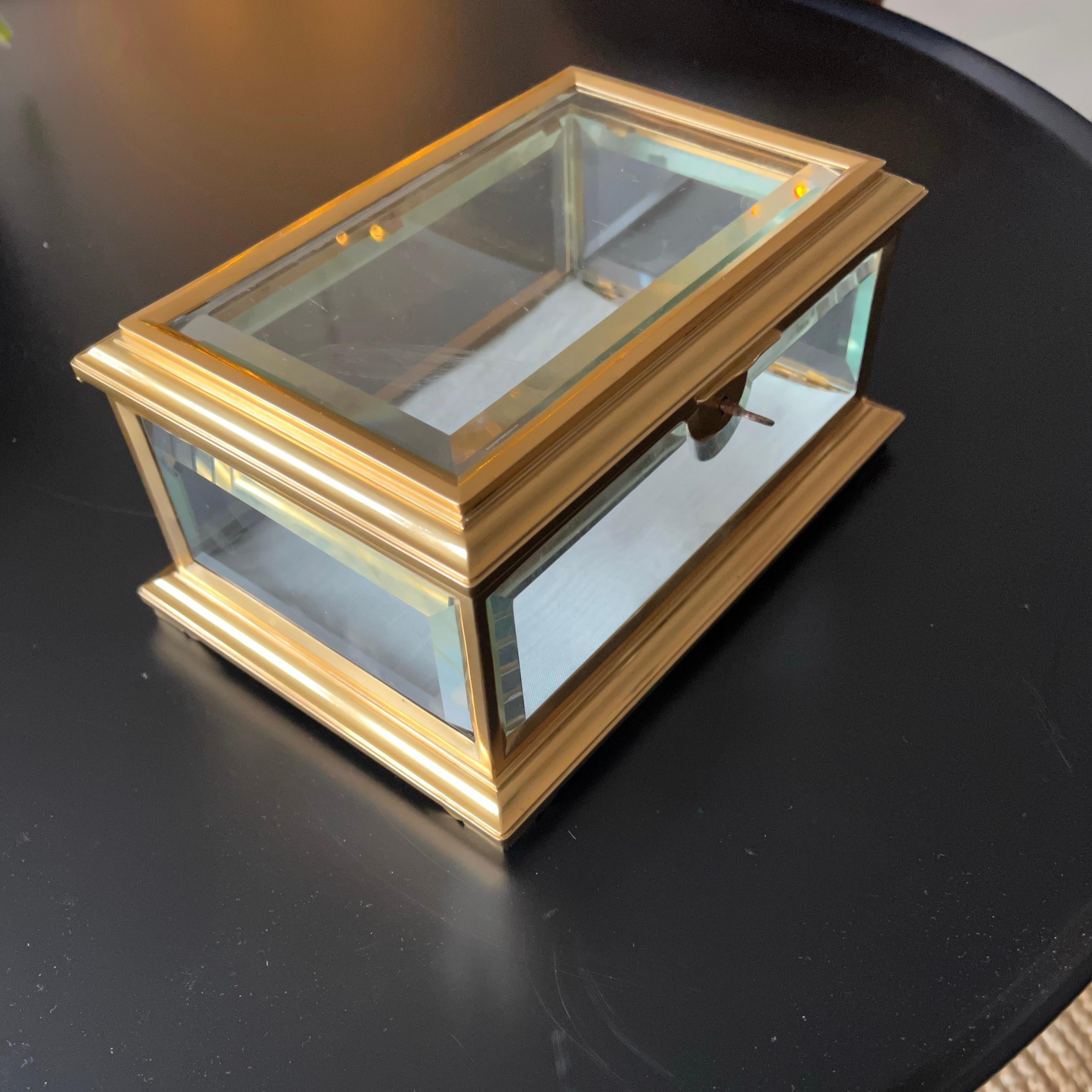 Ottone Eccezionale scatola d'arte in ottone dorato e vetro smussato di Alphonse Giroux, Parigi in vendita