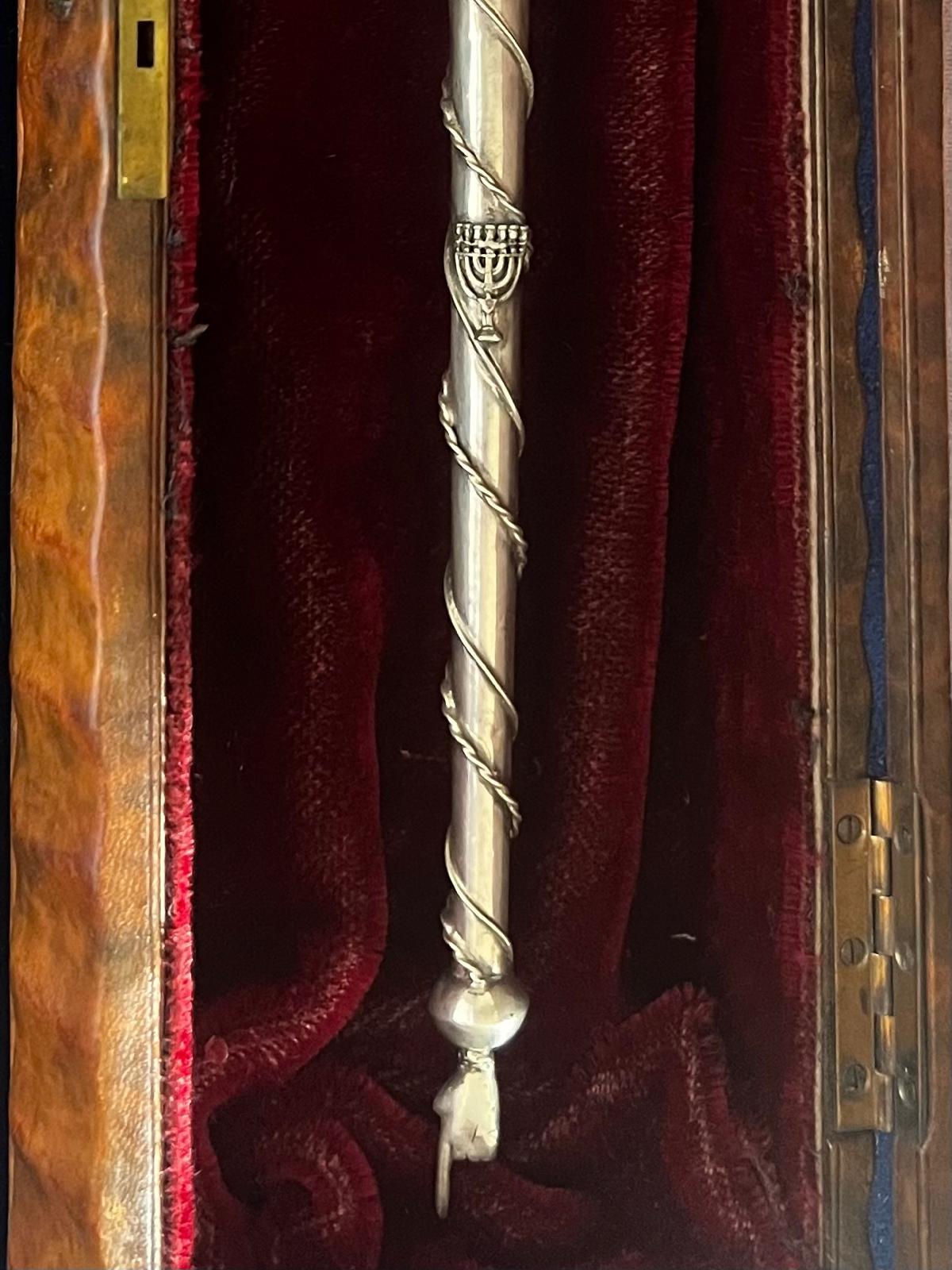 Argent sterling Antique point de croix judaïque exceptionnel Torah en argent sterling de 1844 en vente
