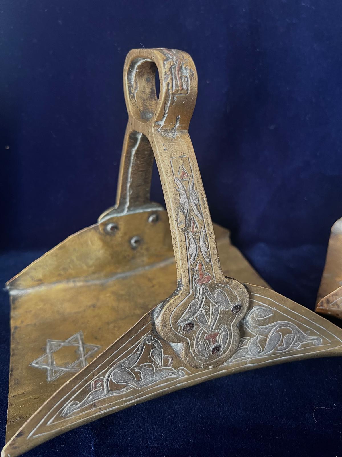 Exceptionnelle paire d'étriers en laiton, cuivre et argent incrustés d'une étoile de David, datant du 17e siècle. Chaque étrier est orné de deux étoiles martelées à la main sur les côtés gauche et gauche de l'étrier. Le travail d'incrustation de