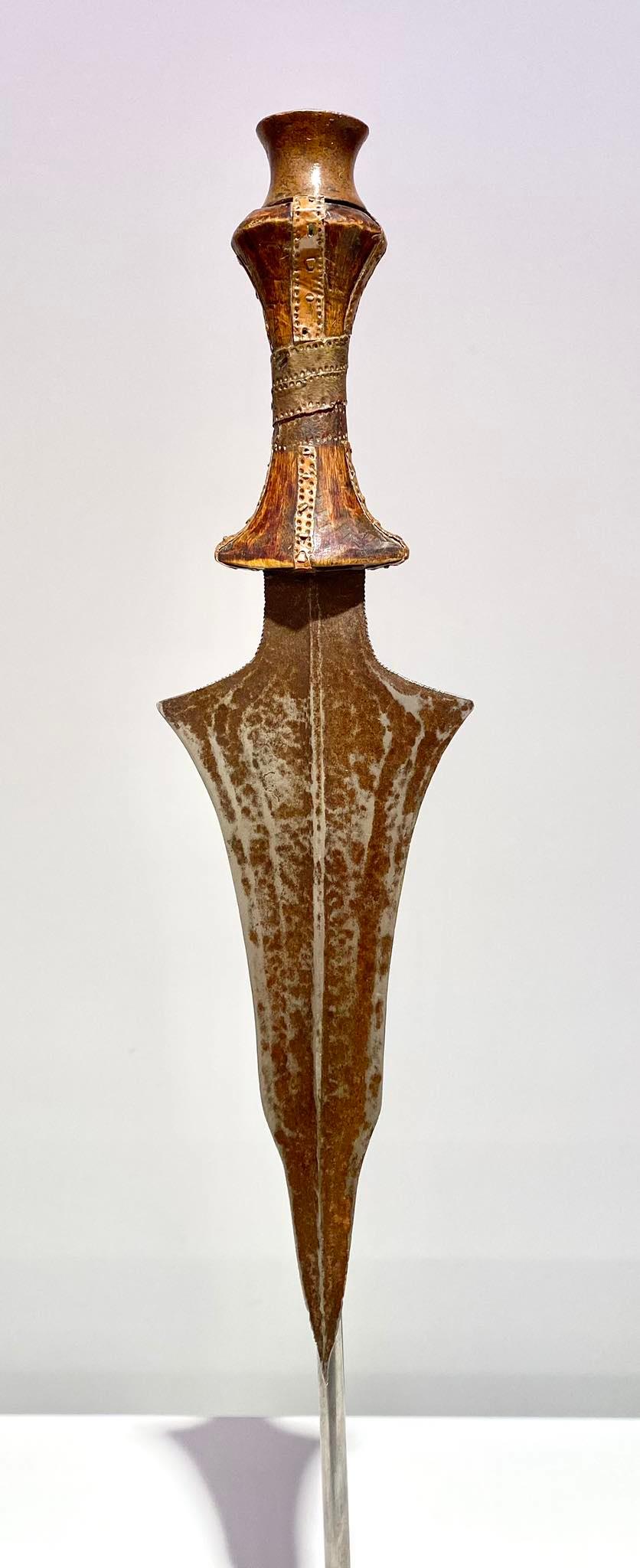 Superb and very Rare Knife From The Tetela Kasai Tribe Dr Congo
Ca1880-1900
Tribe : Tetela
Country : DR Congo
Height: 34.5 cm
Very good condition
Coming from a Belgian collection

This particular knife has belonged to a Tetela high ranking chief or