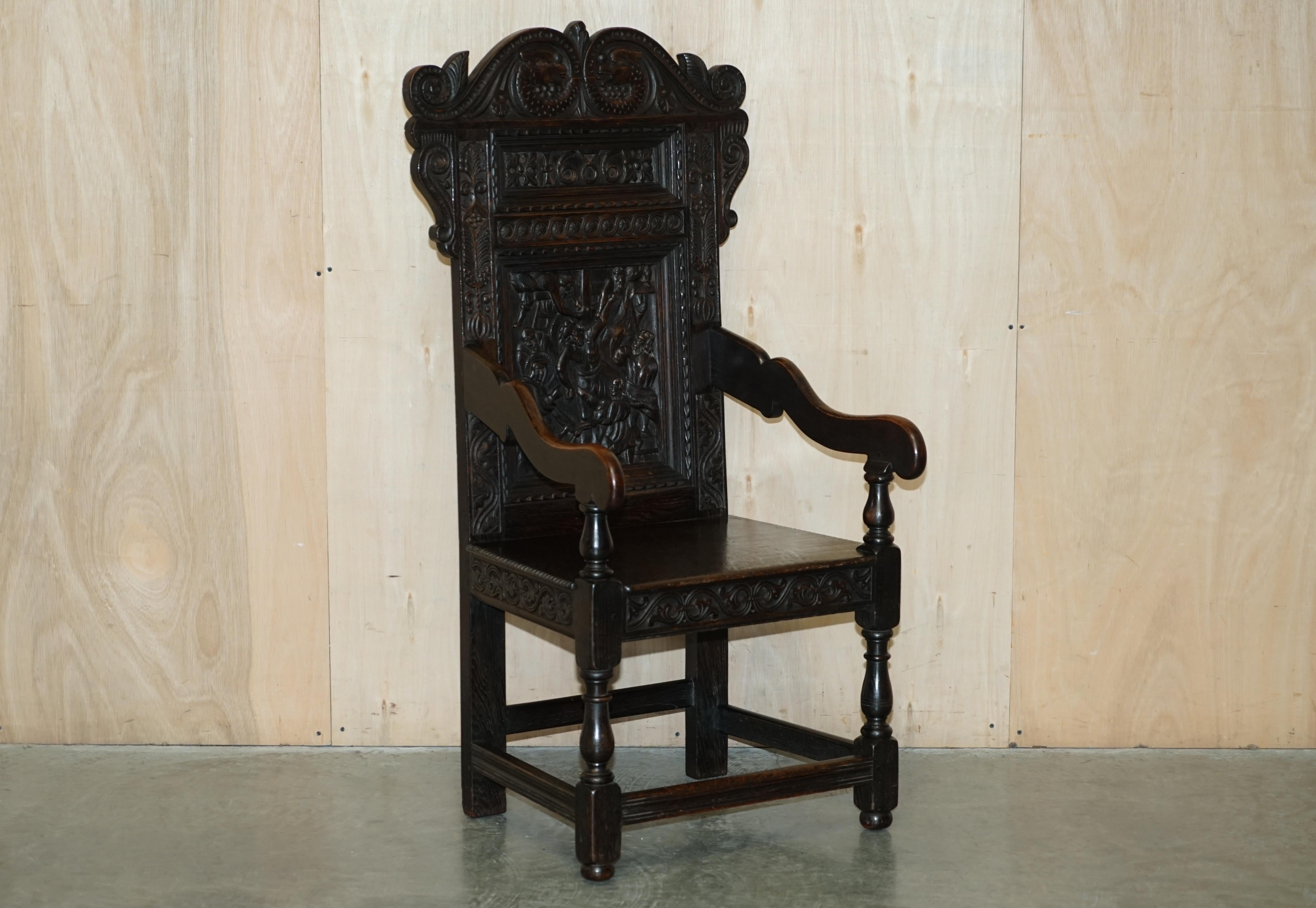Wir freuen uns, diesen außergewöhnlich seltenen, 1686 datierten, nordenglischen, handgeschnitzten Wainscot-Sessel aus massiver Eiche zum Verkauf anbieten zu können.

Eine sehr dekorative und originelle Stück der Rückseite zeigt eine Art von Szene,