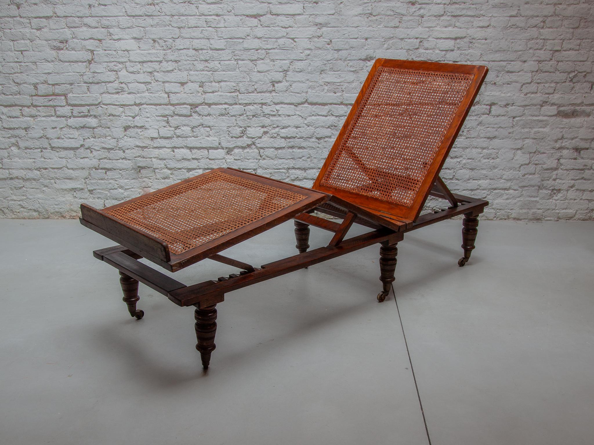 Antikes exotisches klappbares und verstellbares Tagesbett „British Campaign Furniture“ London (Rattan) im Angebot