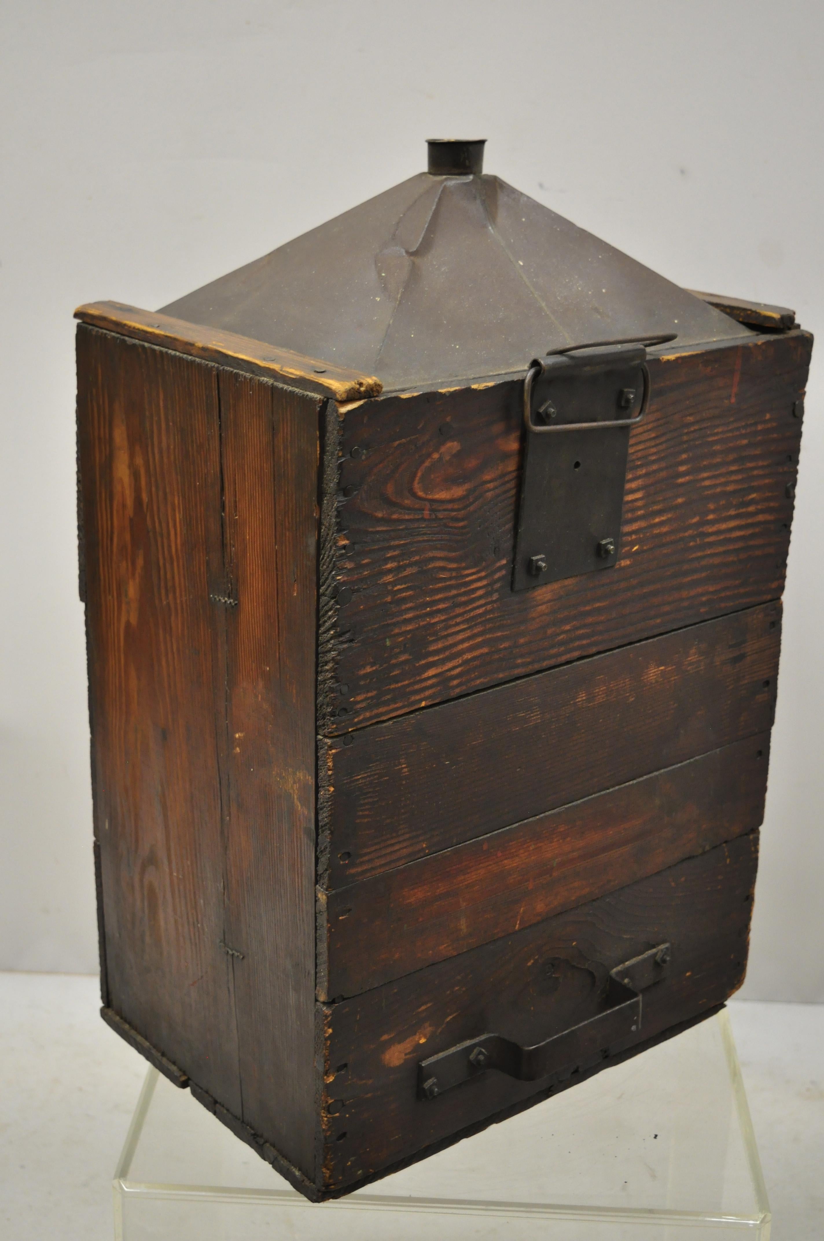 Conteneur de transport en métal, en fer-blanc, anciennement exporté, avec caisse en bois. L'article est composé d'un cadre en bois massif, d'un récipient métallique en fer-blanc galvanisé, de restes de liège à l'embouchure de la boîte, un très bel