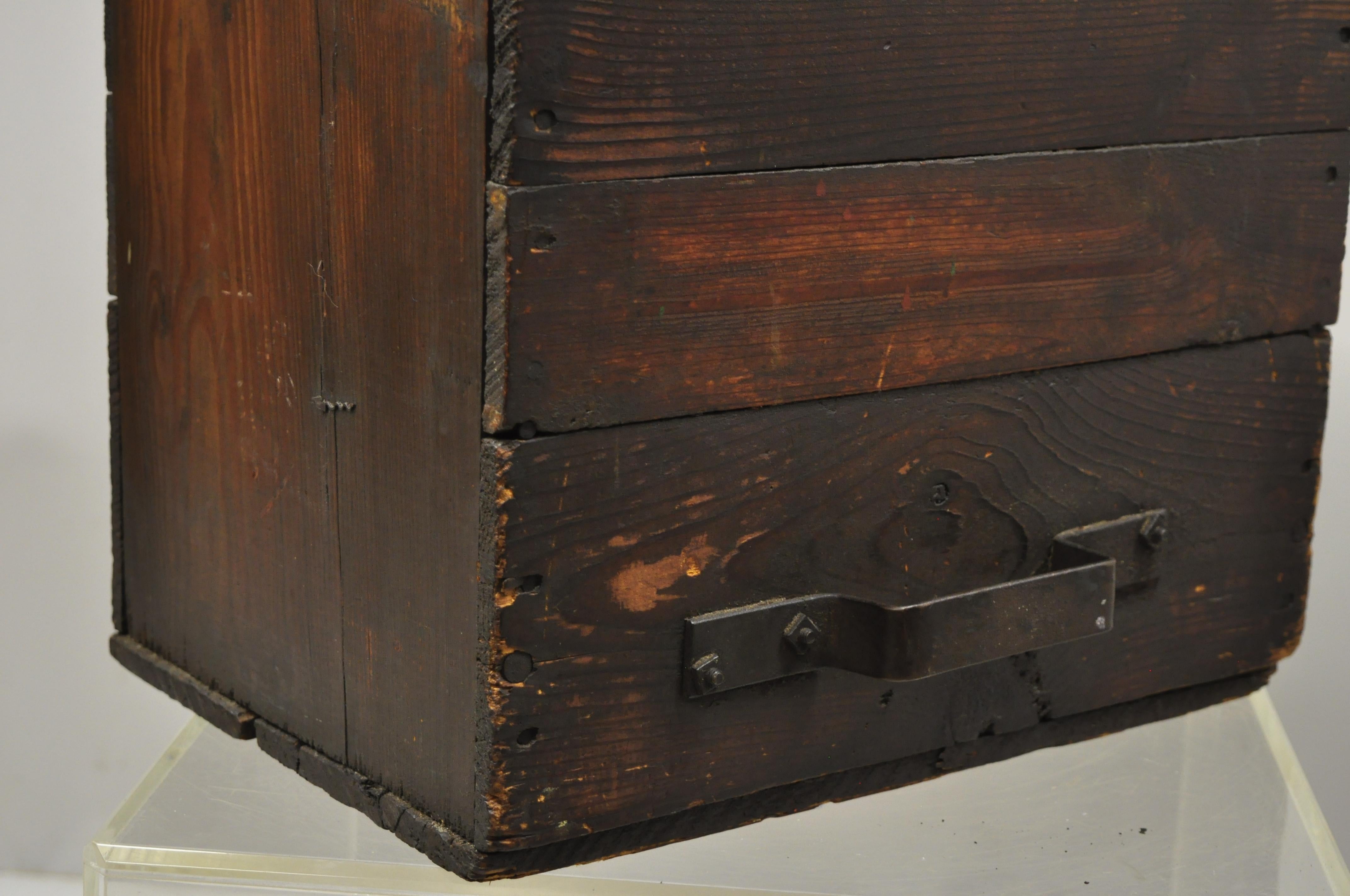 XIXe siècle Porte-bonbonbonnière d'exportation en métal ancien de 12,7 kg avec étui en bois en vente