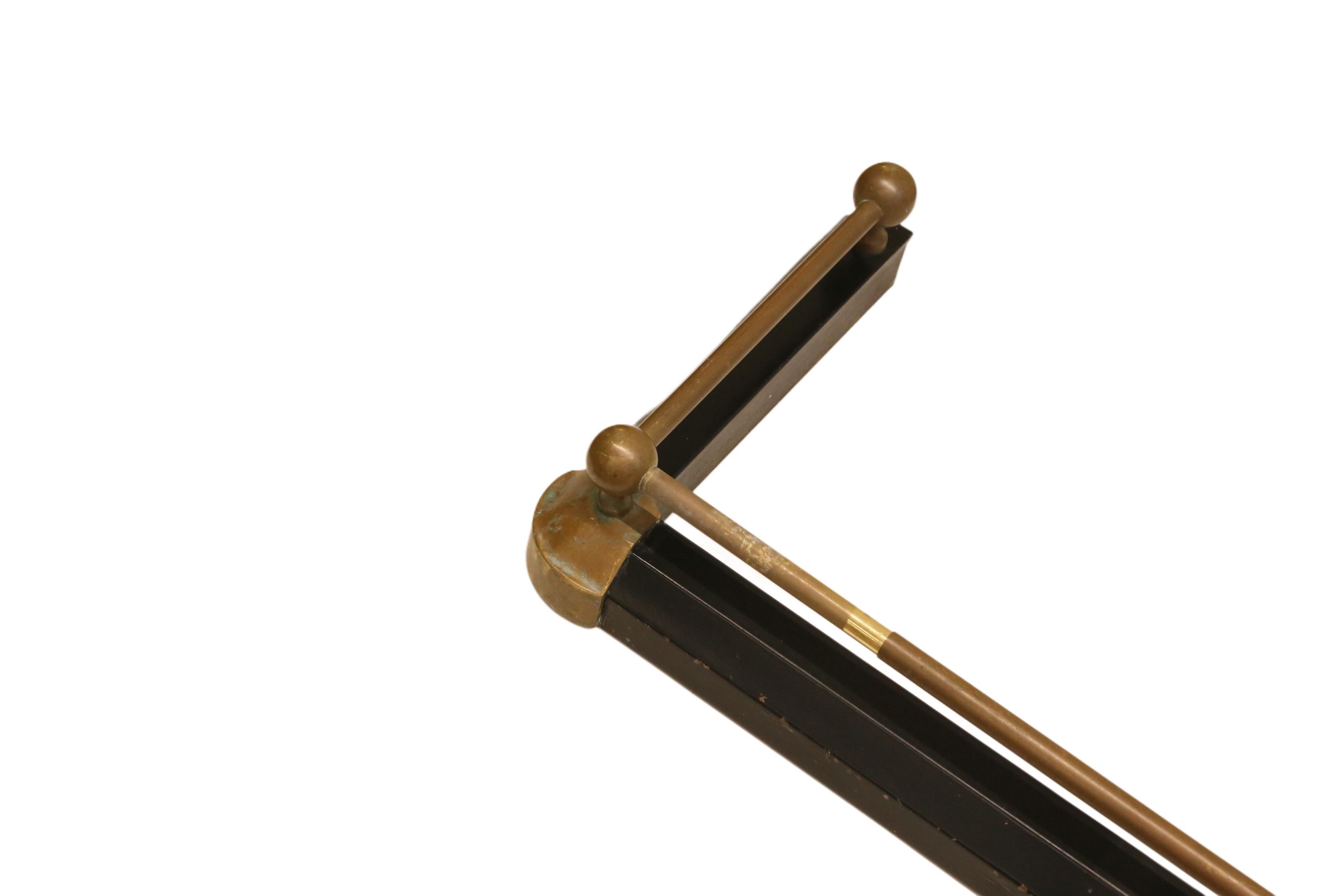 Defensa de chimenea antigua extensible de latón pintado con motivo estilo Regencia en venta 9