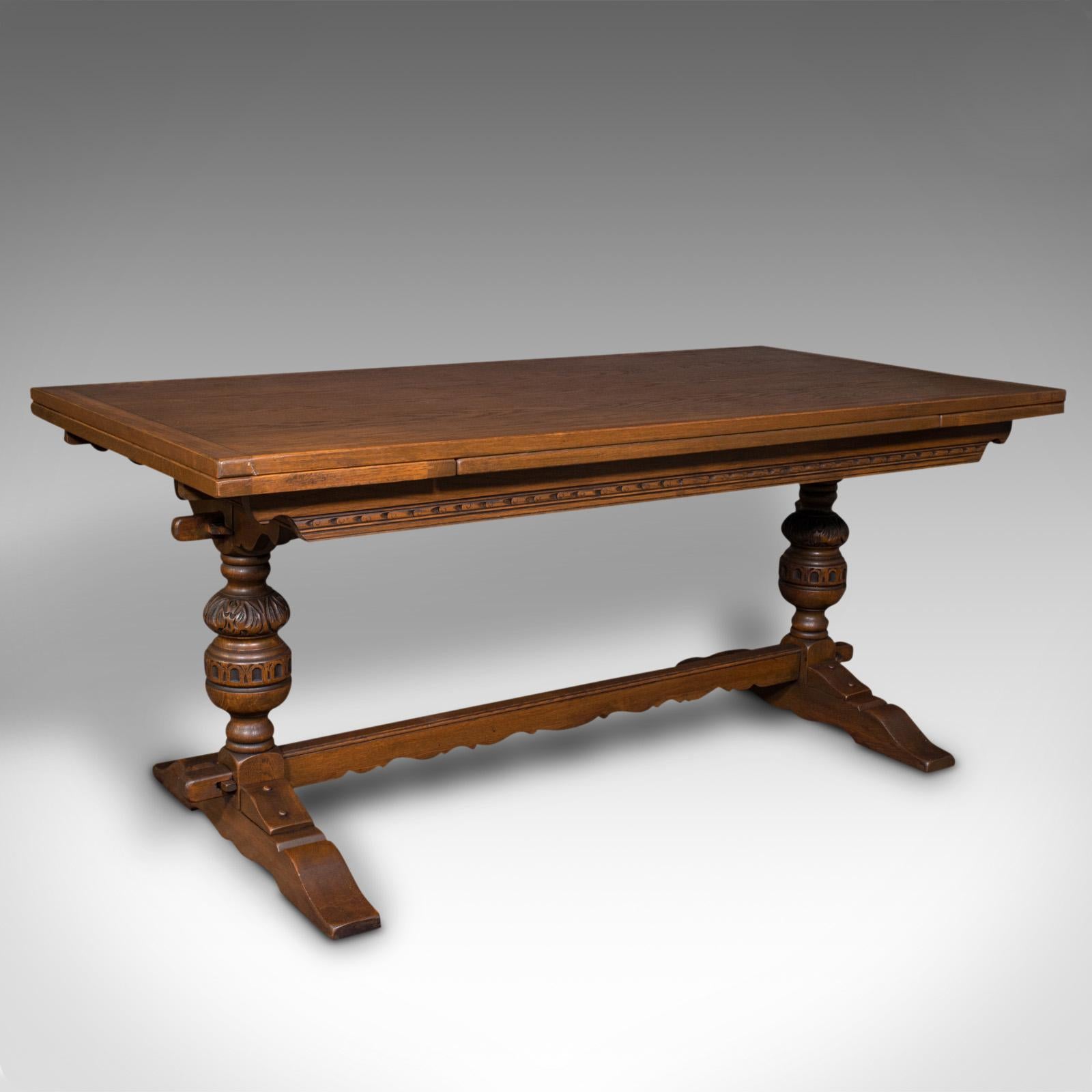 This is a large antique extending dining table. An English, oak 6-8 seat table of country house proportion, dating to the Edwardian period, circa 1910.

Accommodate your friends and family around this generously sized table
Displays a desirable