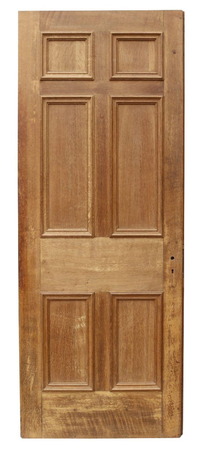Una puerta de entrada de seis hojas recuperada y fabricada en roble.