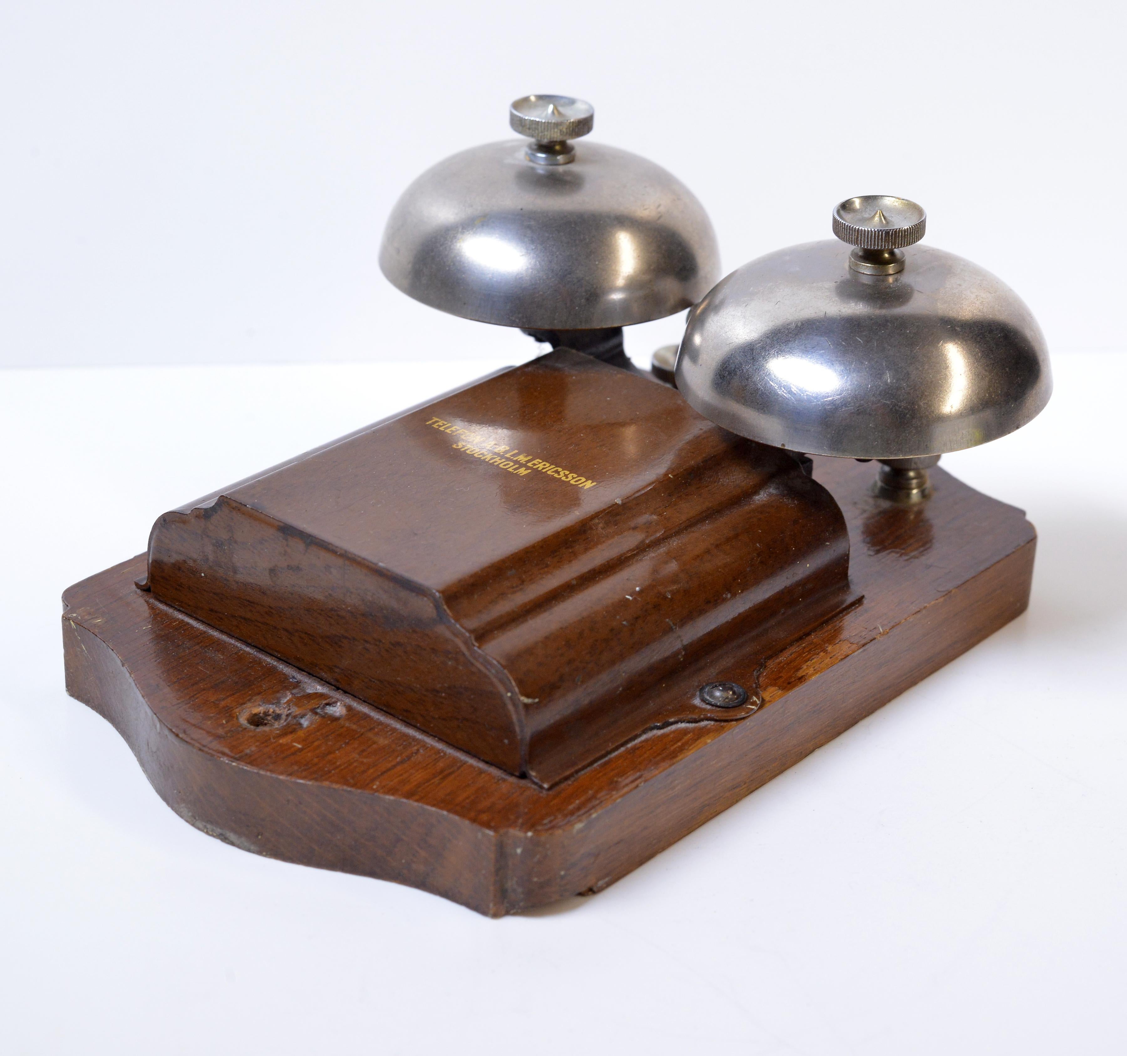 SONNERIE pour courant alternatif, Telefon AB LM Ericsson, modèle RA 10/2-RA 10/2000, vu dans le catalogue de 1930, 2 cloches en laiton nickelé, pièce arrière en chêne, plaque de fer lithographiée avec décor imitant le chêne. 1000 ohm. Fabriqué vers