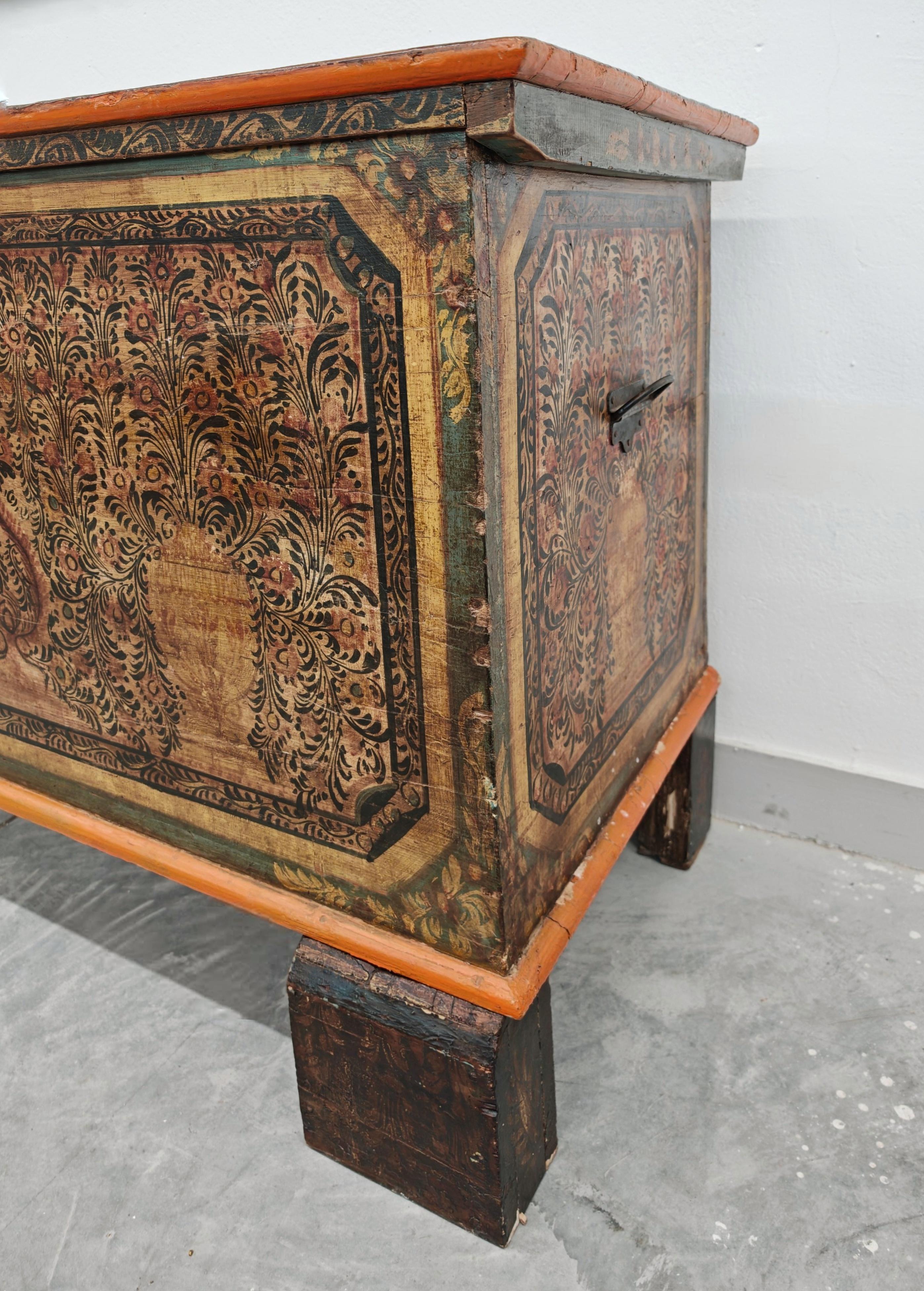 Antique Extra Large Adriatic Dowry Chest or Trunk done in hand-painted pine For Sale 4