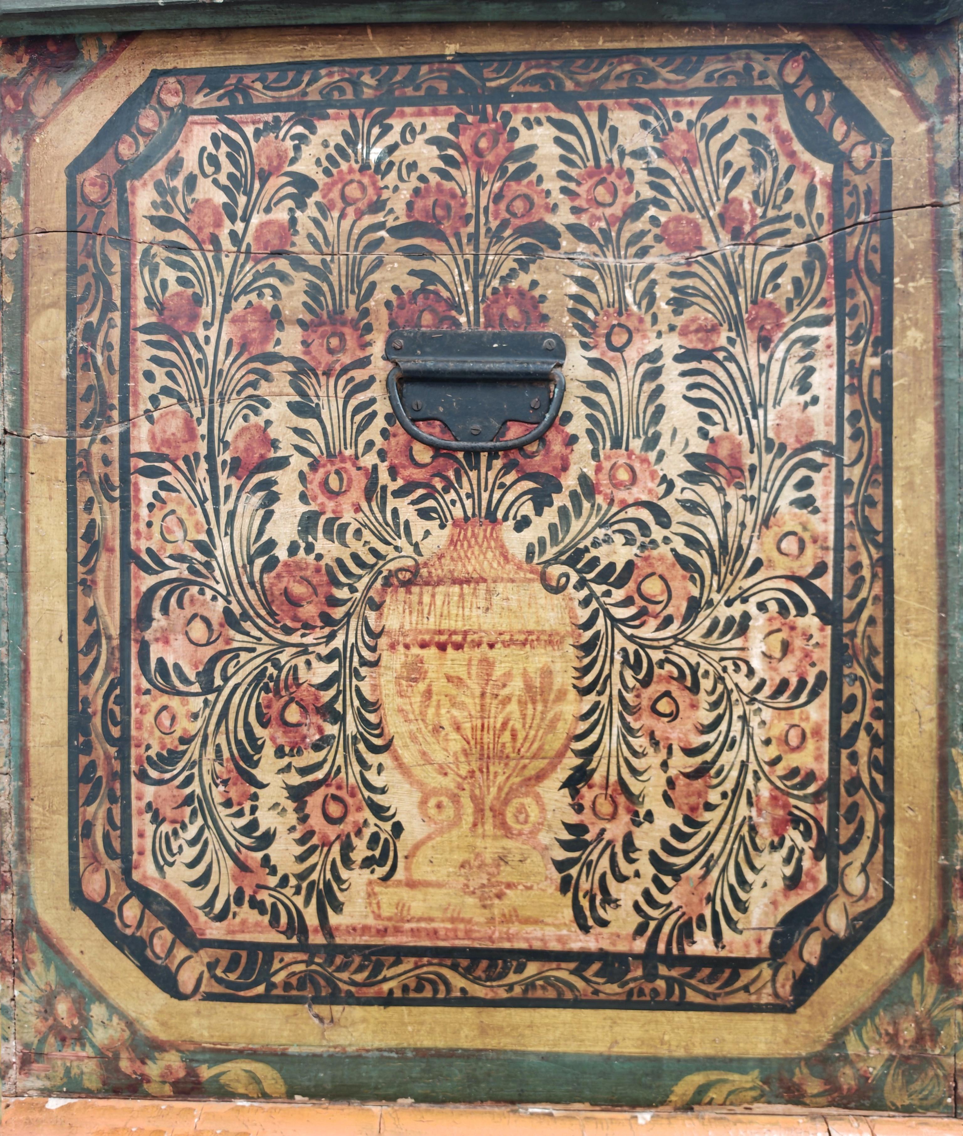 Antique Extra Large Adriatic Dowry Chest or Trunk done in hand-painted pine In Fair Condition For Sale In Beograd, RS