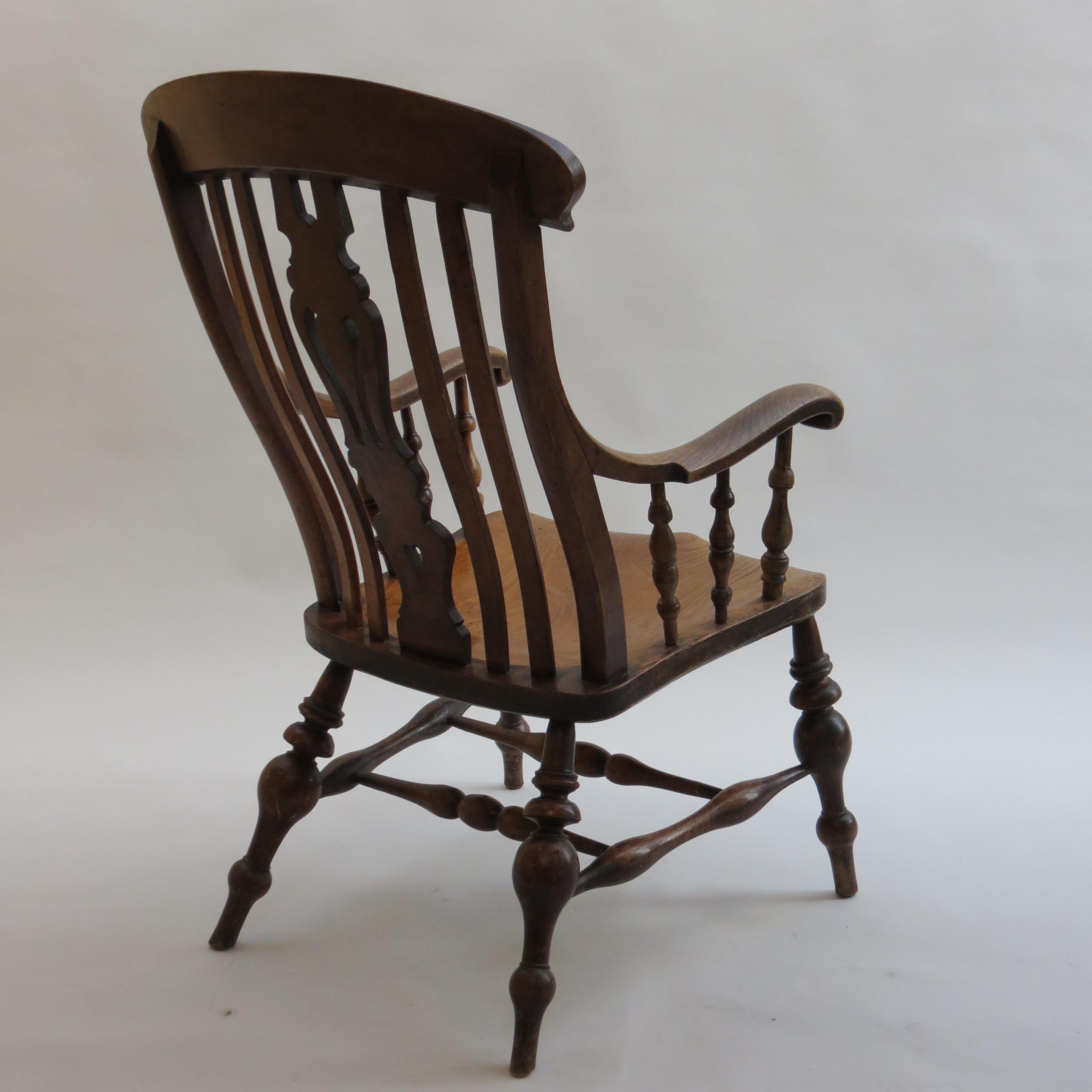 Antique Extra Large Ash and Sycamore English Windsor Country Chair 19th Century  In Good Condition In Stow on the Wold, GB