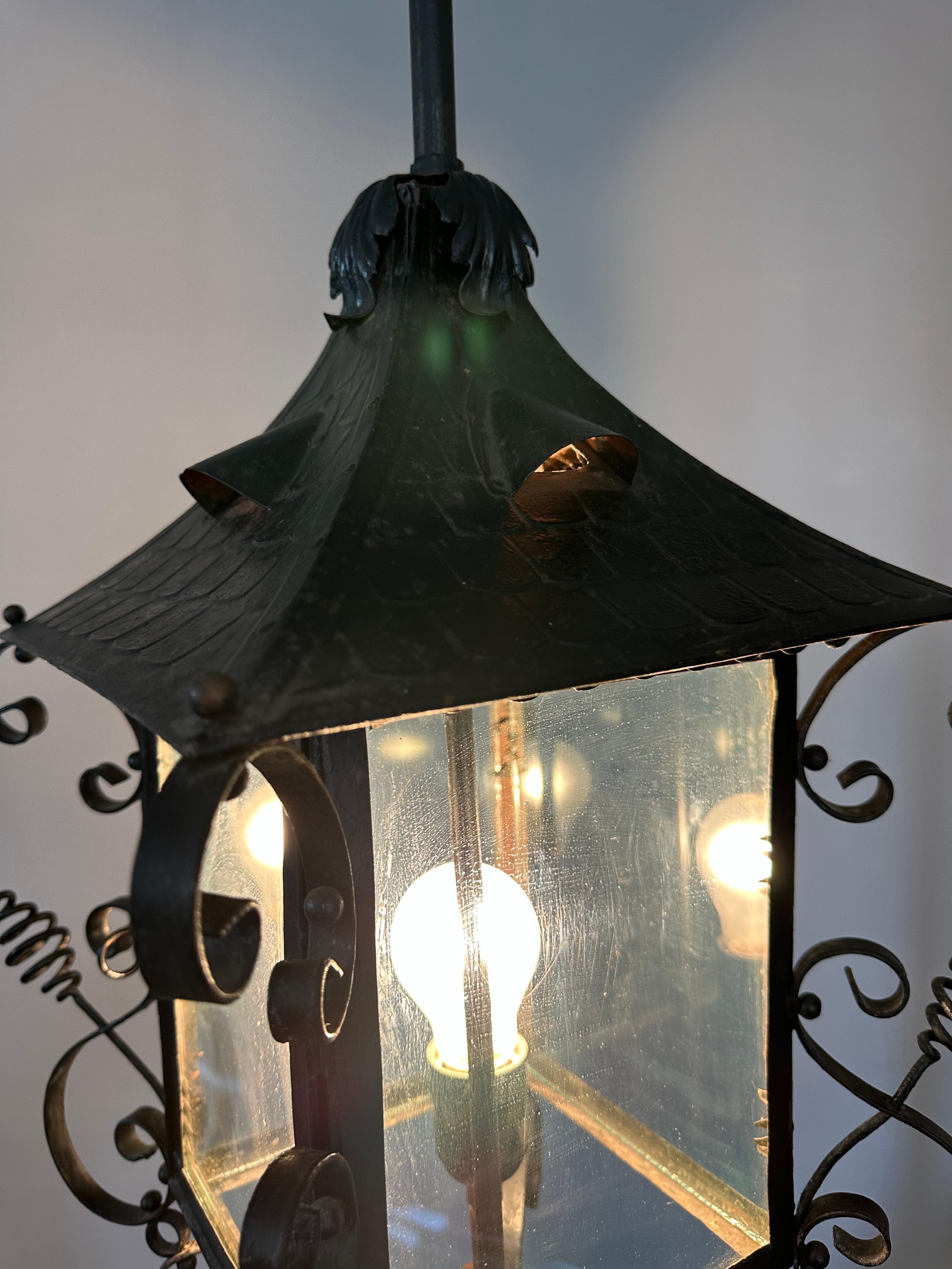 Antike extra große Eingangslaterne/Pendelleuchte aus Schmiedeeisen und Glas, ca. 1890 im Angebot 2