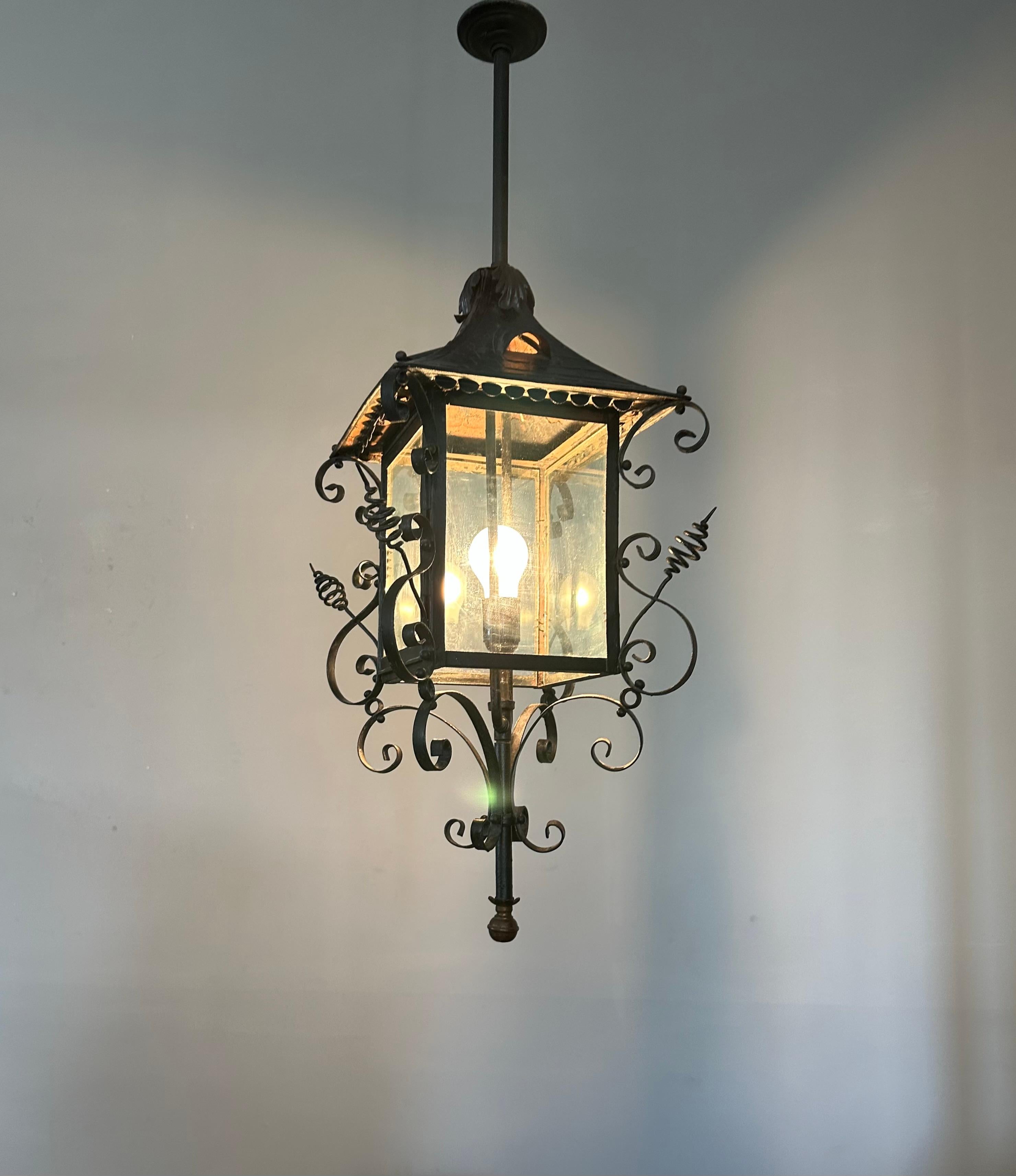 Antike extra große Eingangslaterne/Pendelleuchte aus Schmiedeeisen und Glas, ca. 1890 im Angebot 3