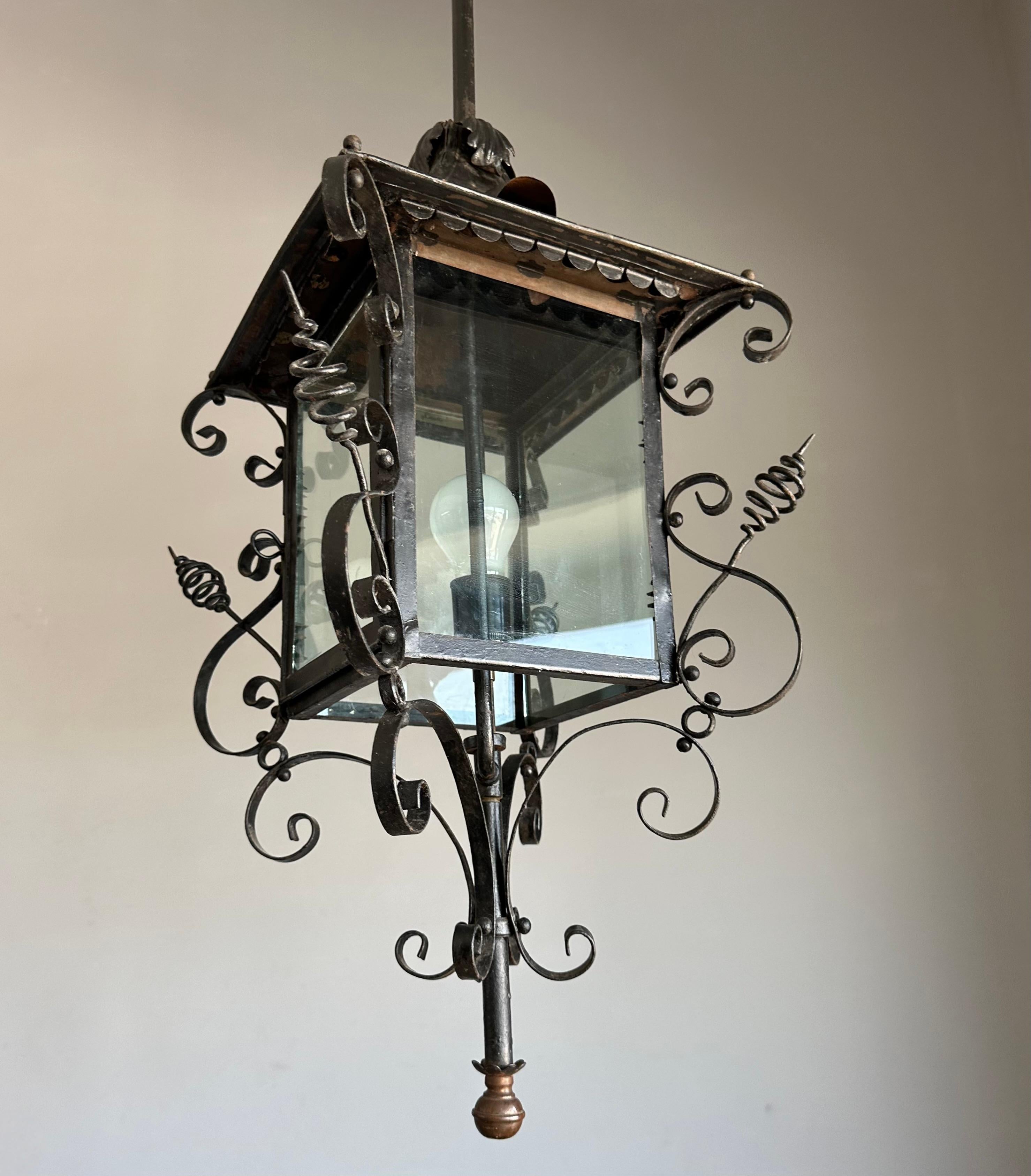 Antike extra große Eingangslaterne/Pendelleuchte aus Schmiedeeisen und Glas, ca. 1890 im Angebot 4