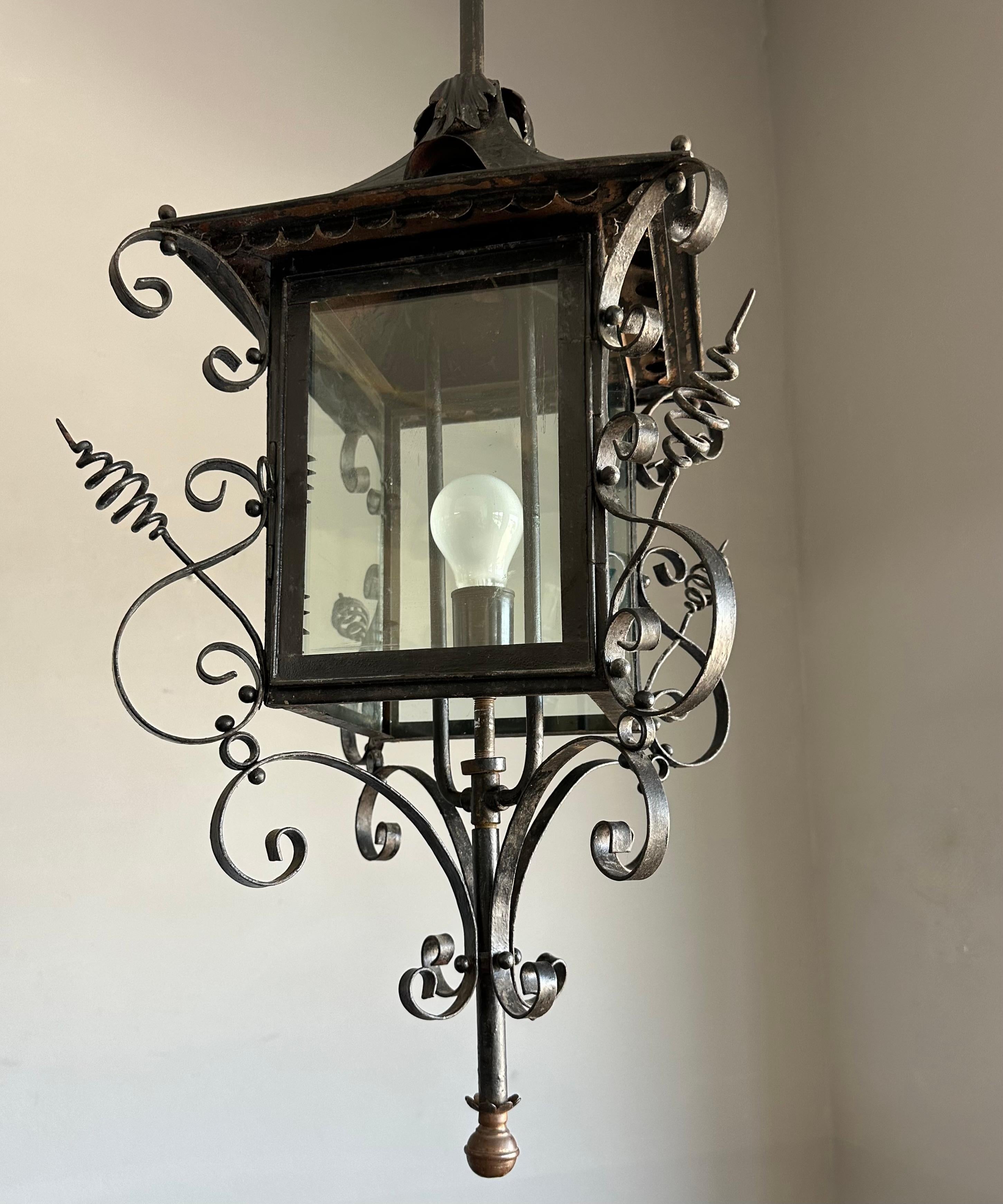 Antike extra große Eingangslaterne/Pendelleuchte aus Schmiedeeisen und Glas, ca. 1890 im Angebot 5