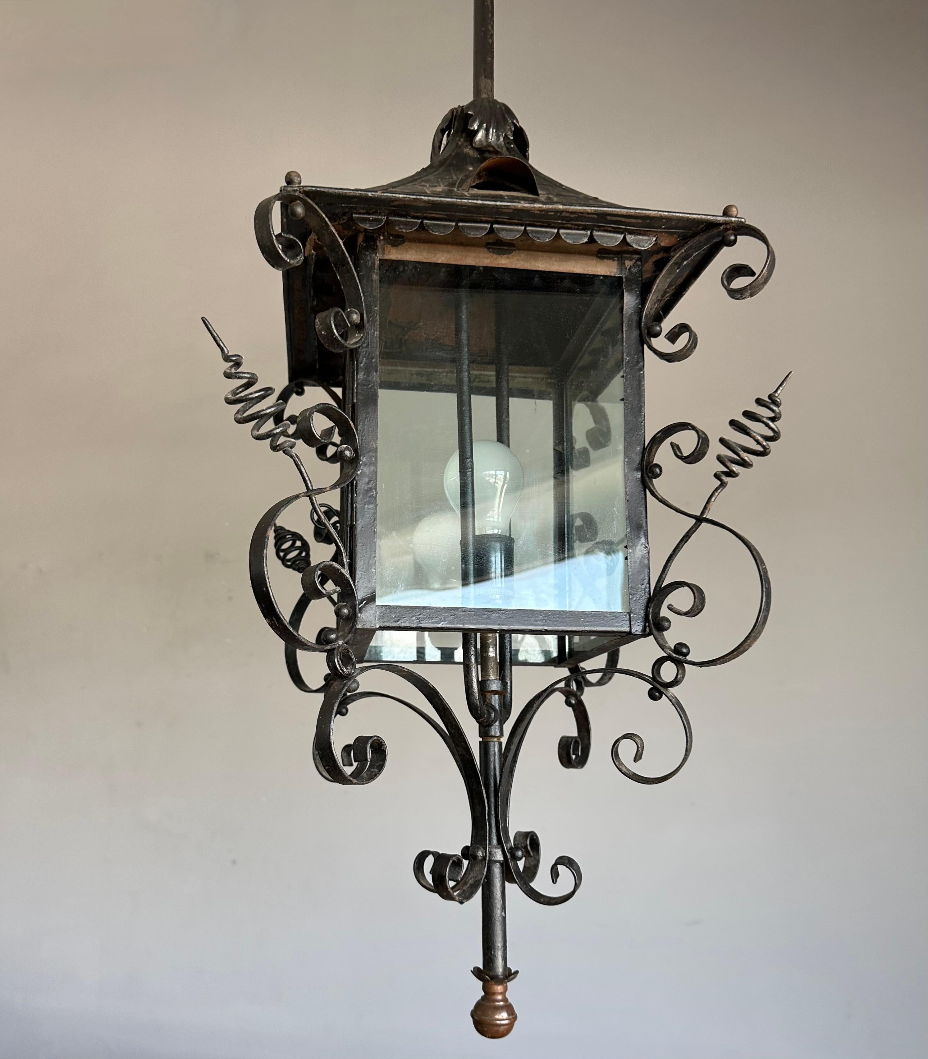 Antike extra große Eingangslaterne/Pendelleuchte aus Schmiedeeisen und Glas, ca. 1890 im Angebot 7