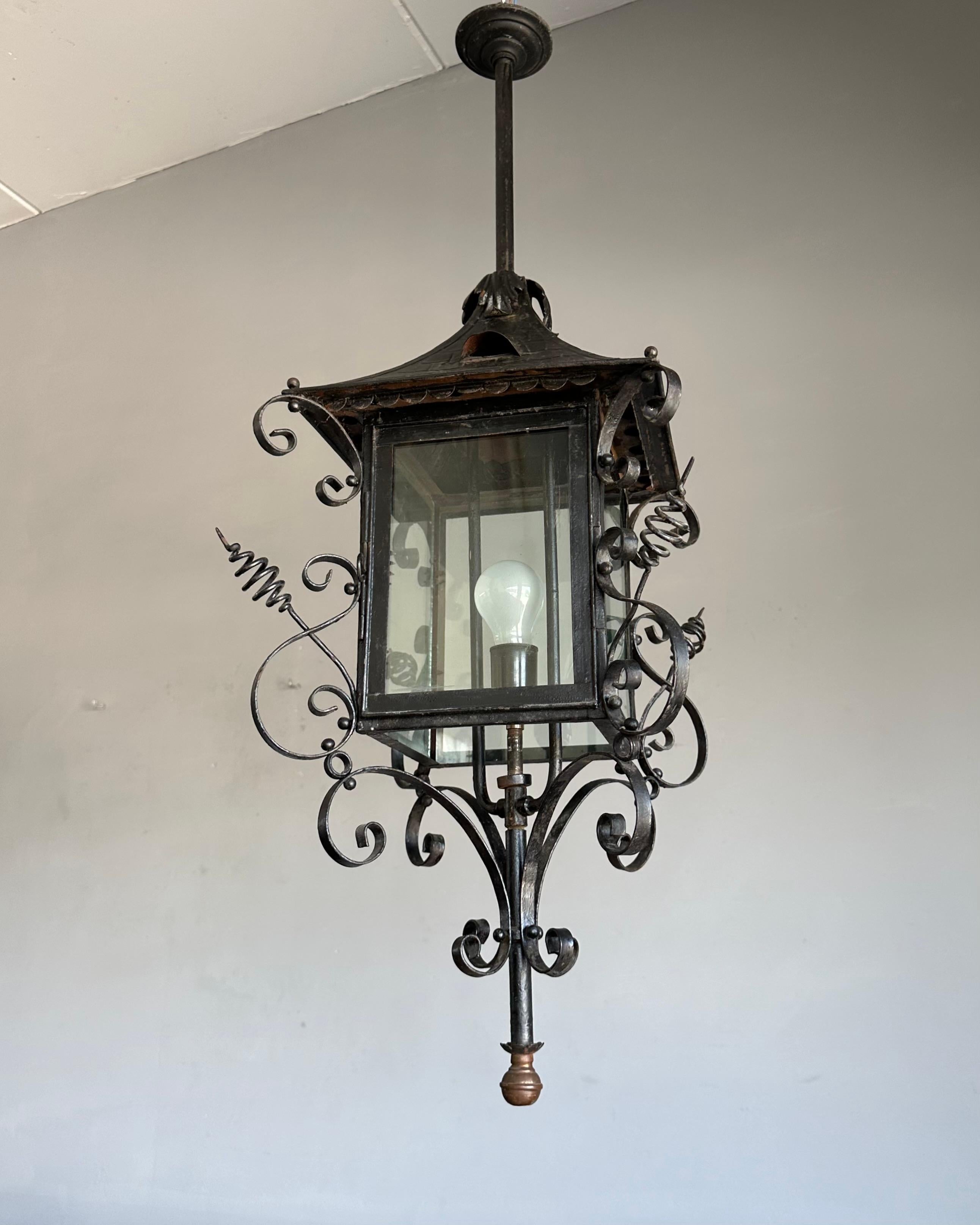 Antike extra große Eingangslaterne/Pendelleuchte aus Schmiedeeisen und Glas, ca. 1890 im Angebot 8