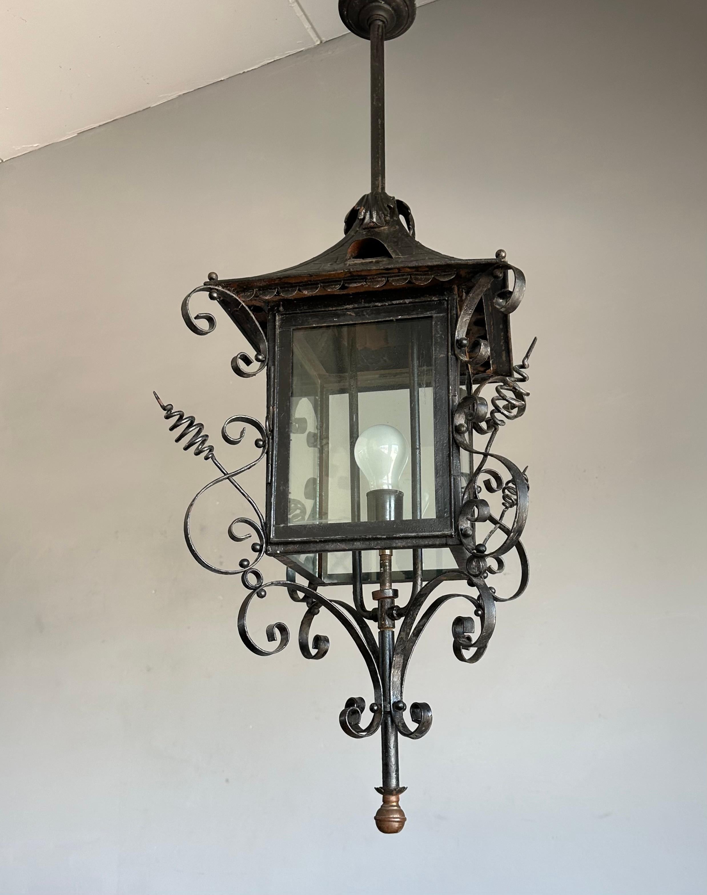 Antike extra große Eingangslaterne/Pendelleuchte aus Schmiedeeisen und Glas, ca. 1890 im Angebot 9