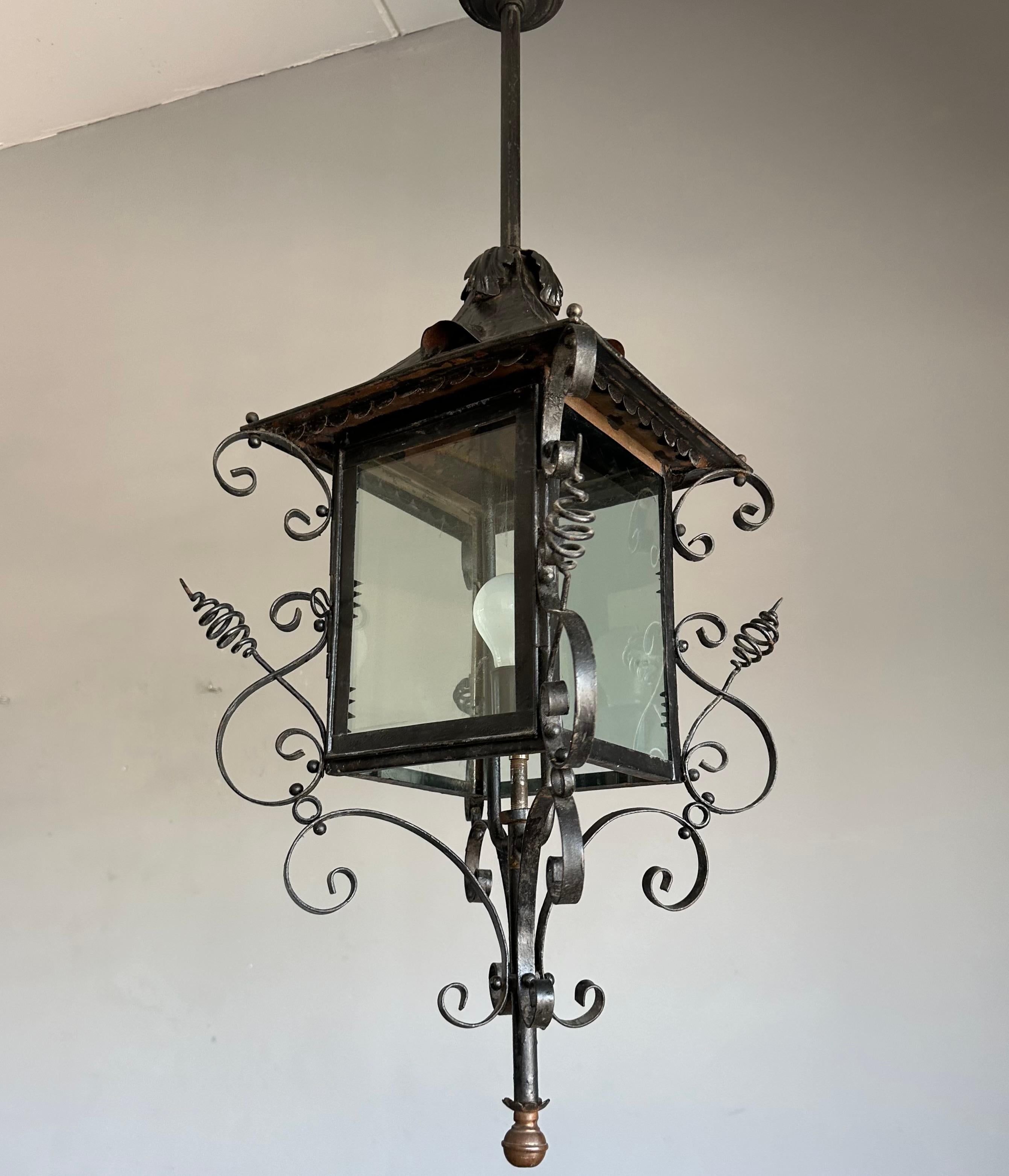 Antike extra große Eingangslaterne/Pendelleuchte aus Schmiedeeisen und Glas, ca. 1890 im Angebot 10