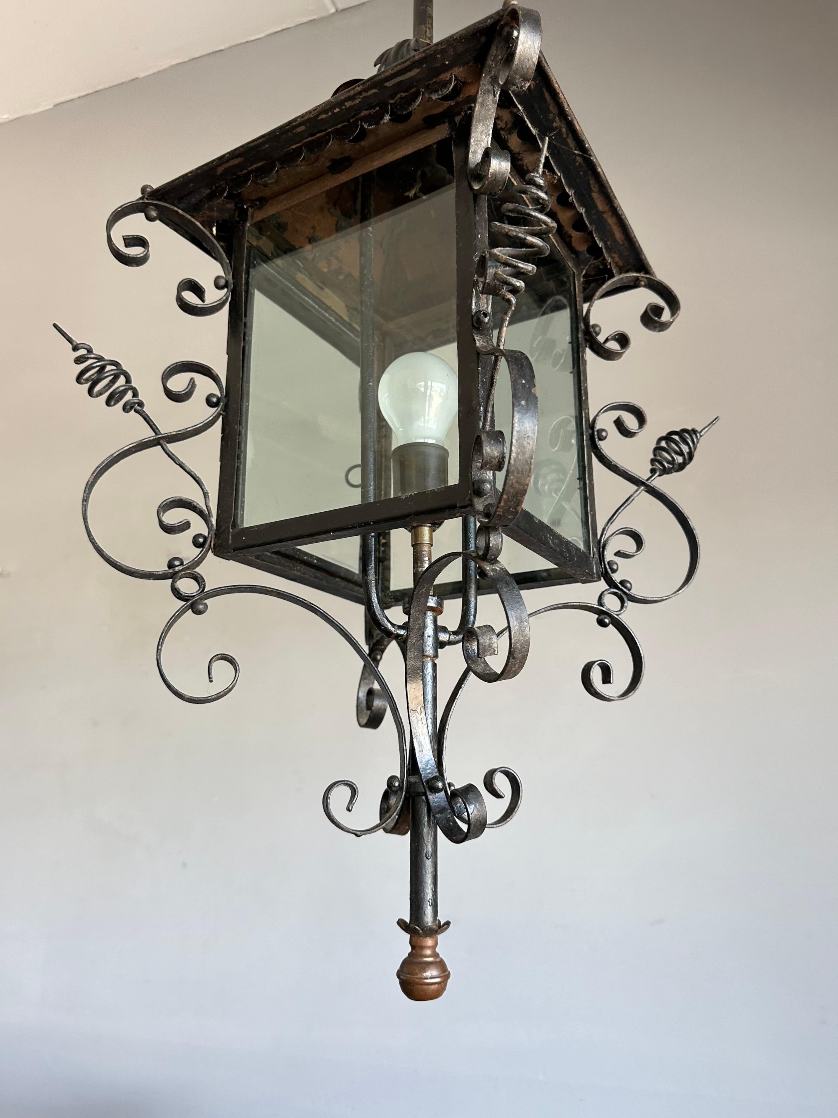 Antike extra große Eingangslaterne/Pendelleuchte aus Schmiedeeisen und Glas, ca. 1890 im Angebot 11