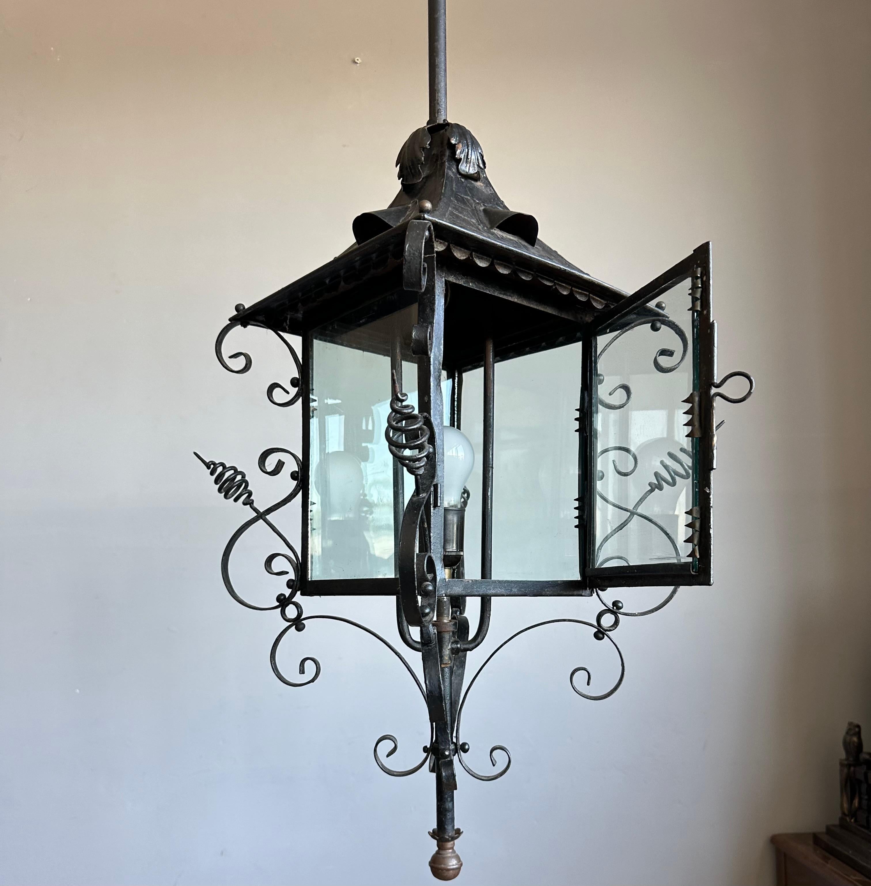 Antike extra große Eingangslaterne/Pendelleuchte aus Schmiedeeisen und Glas, ca. 1890 im Angebot 12