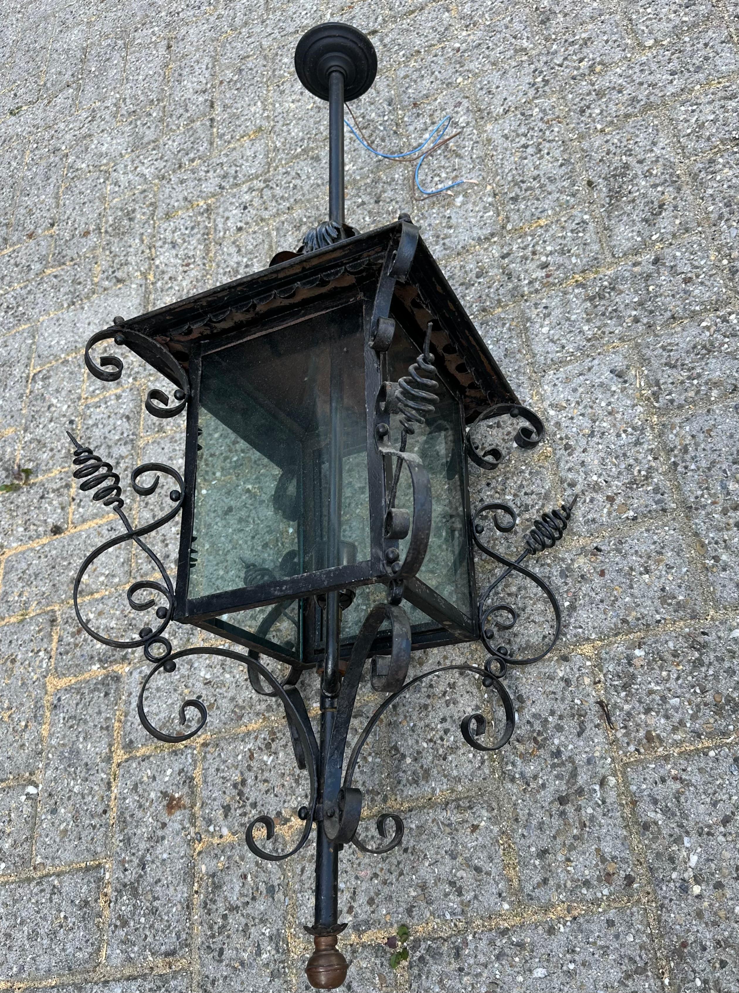 Antike extra große Eingangslaterne/Pendelleuchte aus Schmiedeeisen und Glas, ca. 1890 (Europäisch) im Angebot