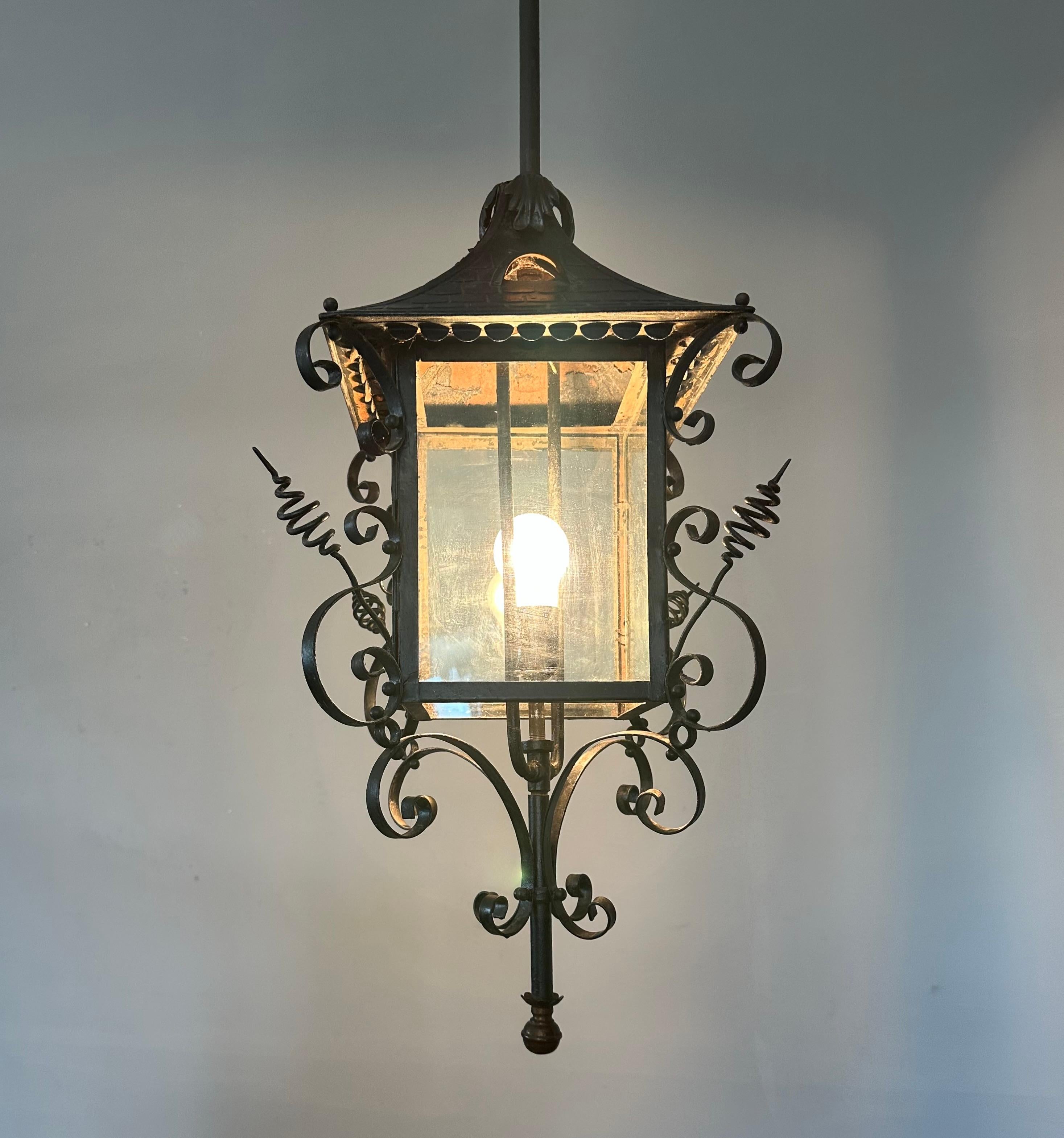 Antike extra große Eingangslaterne/Pendelleuchte aus Schmiedeeisen und Glas, ca. 1890 (Handgefertigt) im Angebot