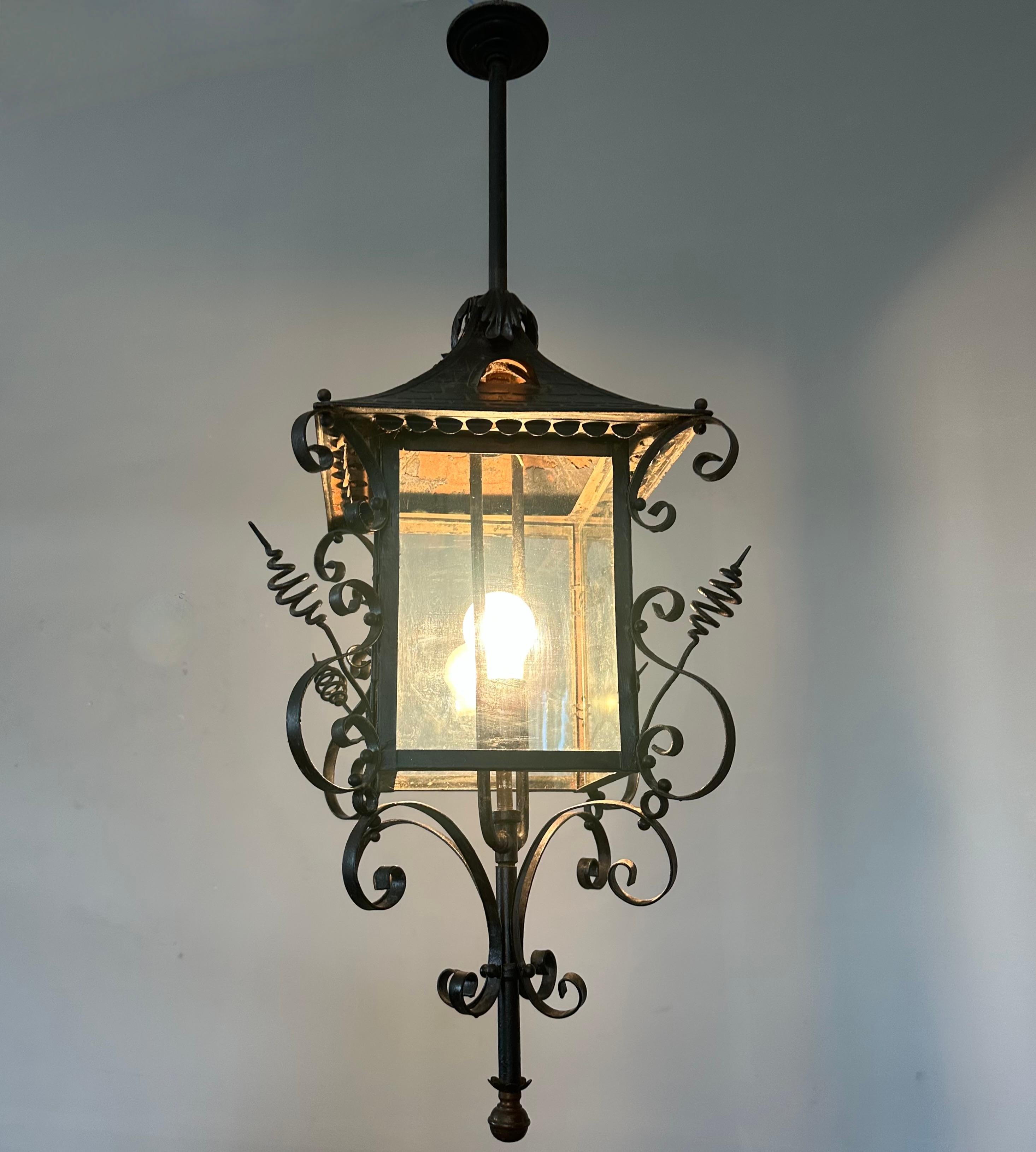 Antike extra große Eingangslaterne/Pendelleuchte aus Schmiedeeisen und Glas, ca. 1890 im Zustand „Gut“ im Angebot in Lisse, NL