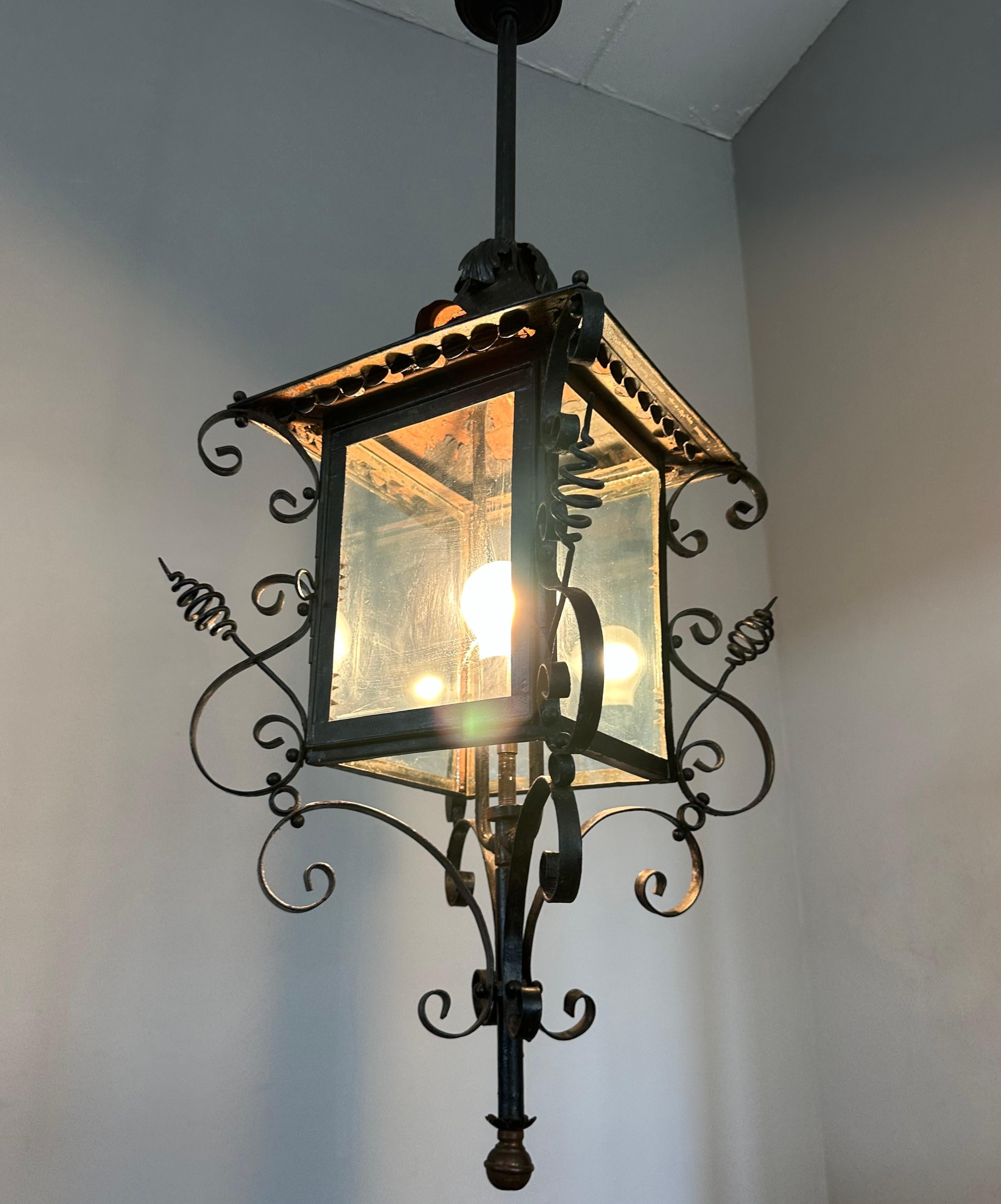 Antike extra große Eingangslaterne/Pendelleuchte aus Schmiedeeisen und Glas, ca. 1890 (19. Jahrhundert) im Angebot