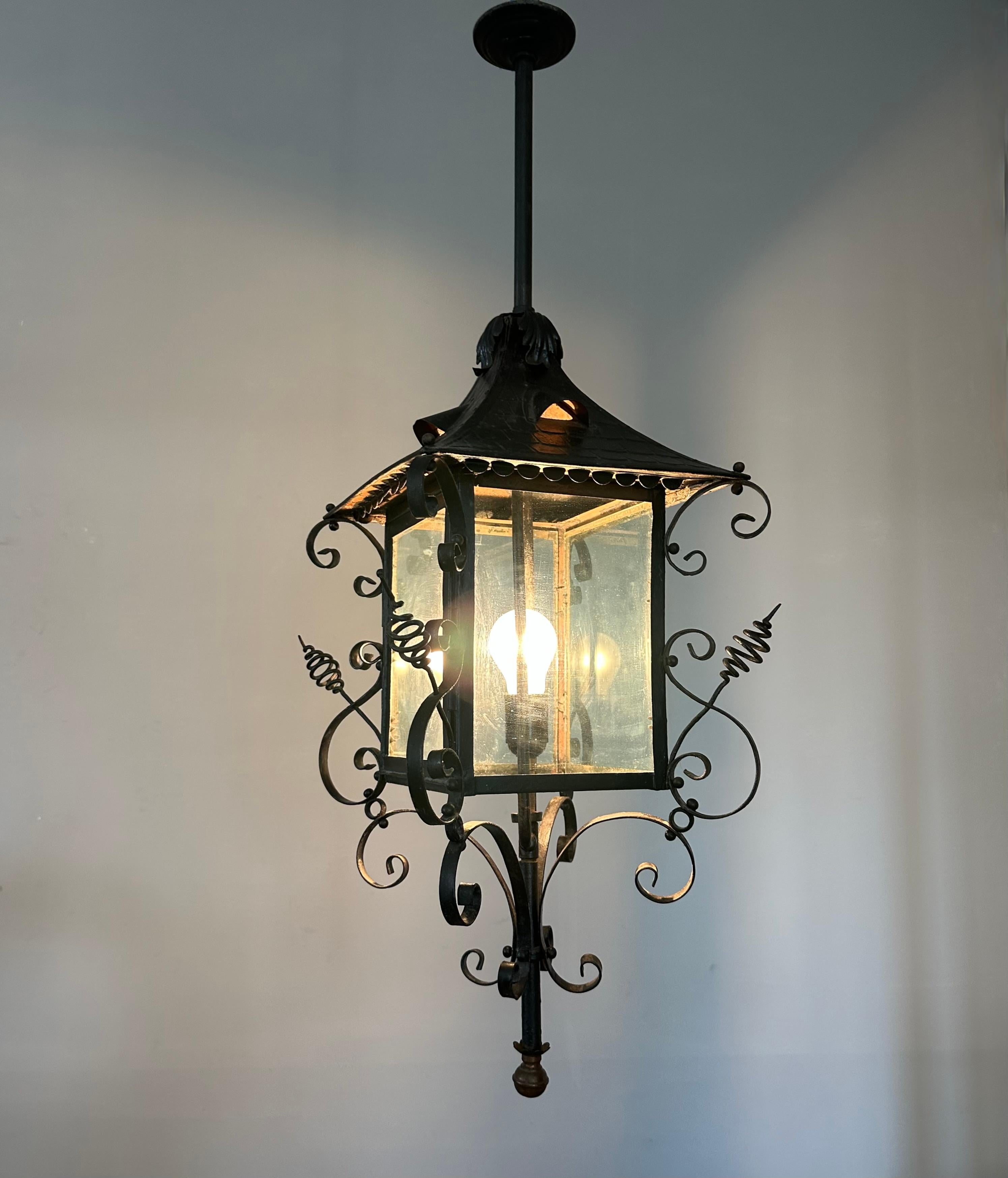 Antike extra große Eingangslaterne/Pendelleuchte aus Schmiedeeisen und Glas, ca. 1890 (Messing) im Angebot