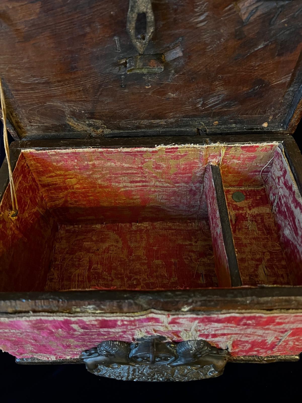 Cette boîte de charité Tzedakah du XVIe siècle est une pièce de qualité muséale incroyablement rare et unique. Il est fabriqué en bois de noyer et est recouvert d'un tissu de soie original du XVIe siècle à l'extérieur comme à l'intérieur, d'une