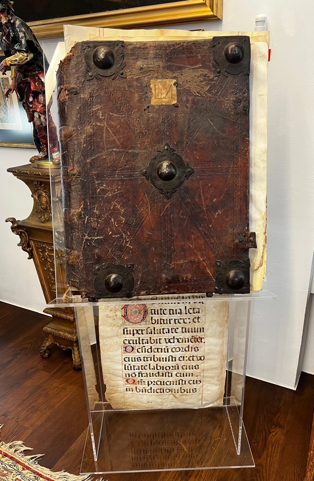 Reliure ancienne extrêmement rare d'un grand livre d'abbaye antiphonique du 13e siècle en vente 8