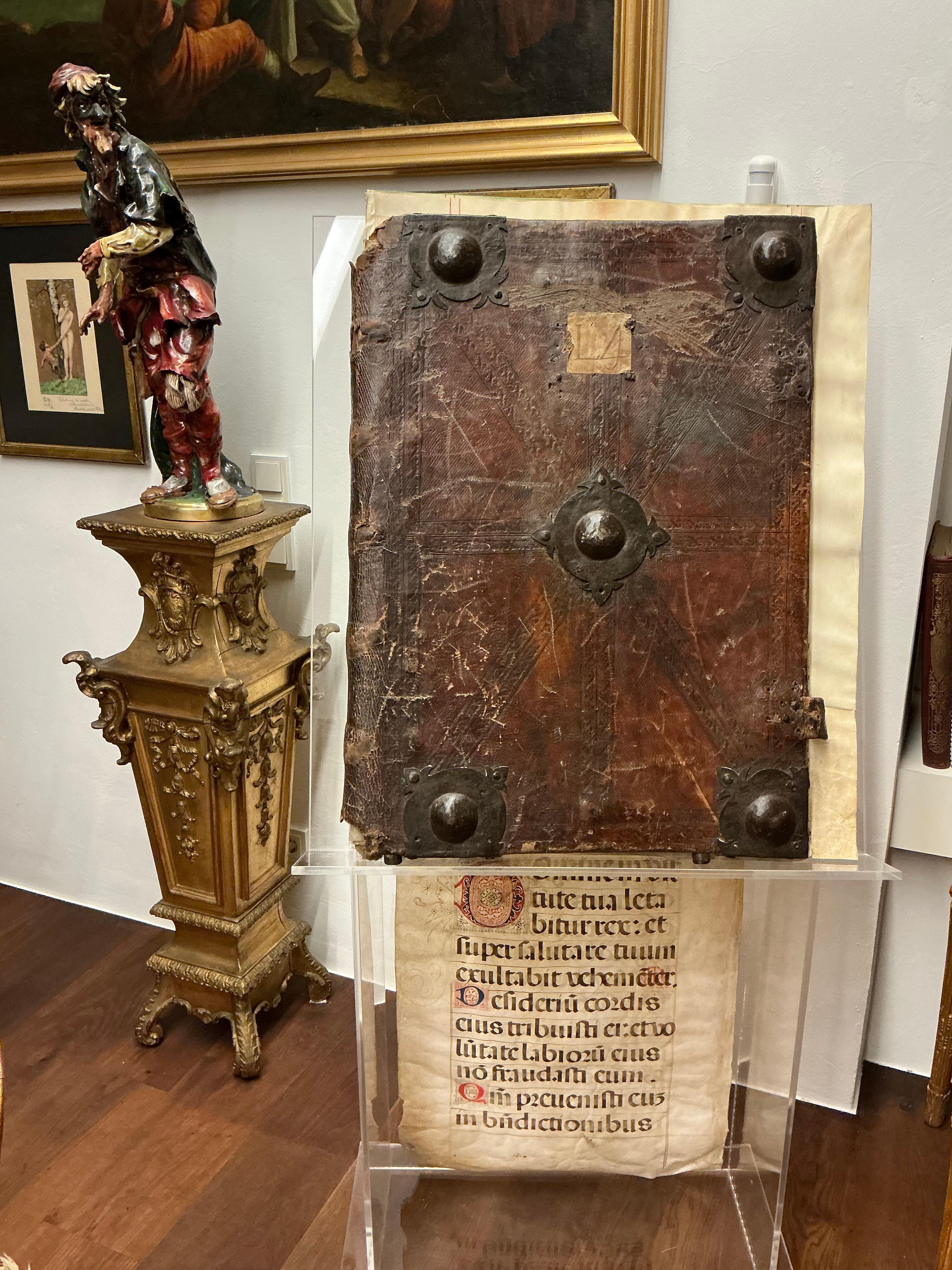 Reliure ancienne extrêmement rare d'un grand livre d'abbaye antiphonique du 13e siècle en vente 11