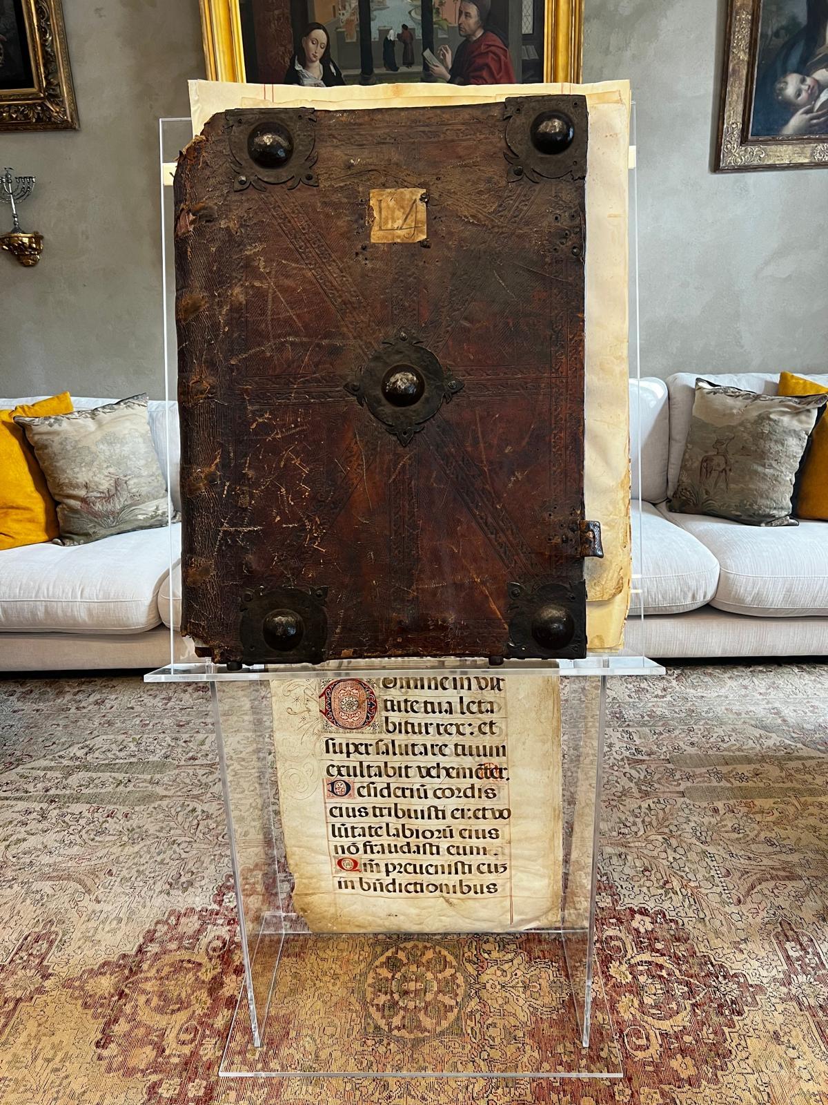 Reliure monumentale médiévale de livres antiphoniques avec feuilles enluminées
Autriche, XIIIe siècle
MATERIAL : Bois de chêne, cuir de vachette ou de porc travaillé à la main, ferrures en fer forgé, peau de mouton et parchemin.
Dimensions : Hauteur